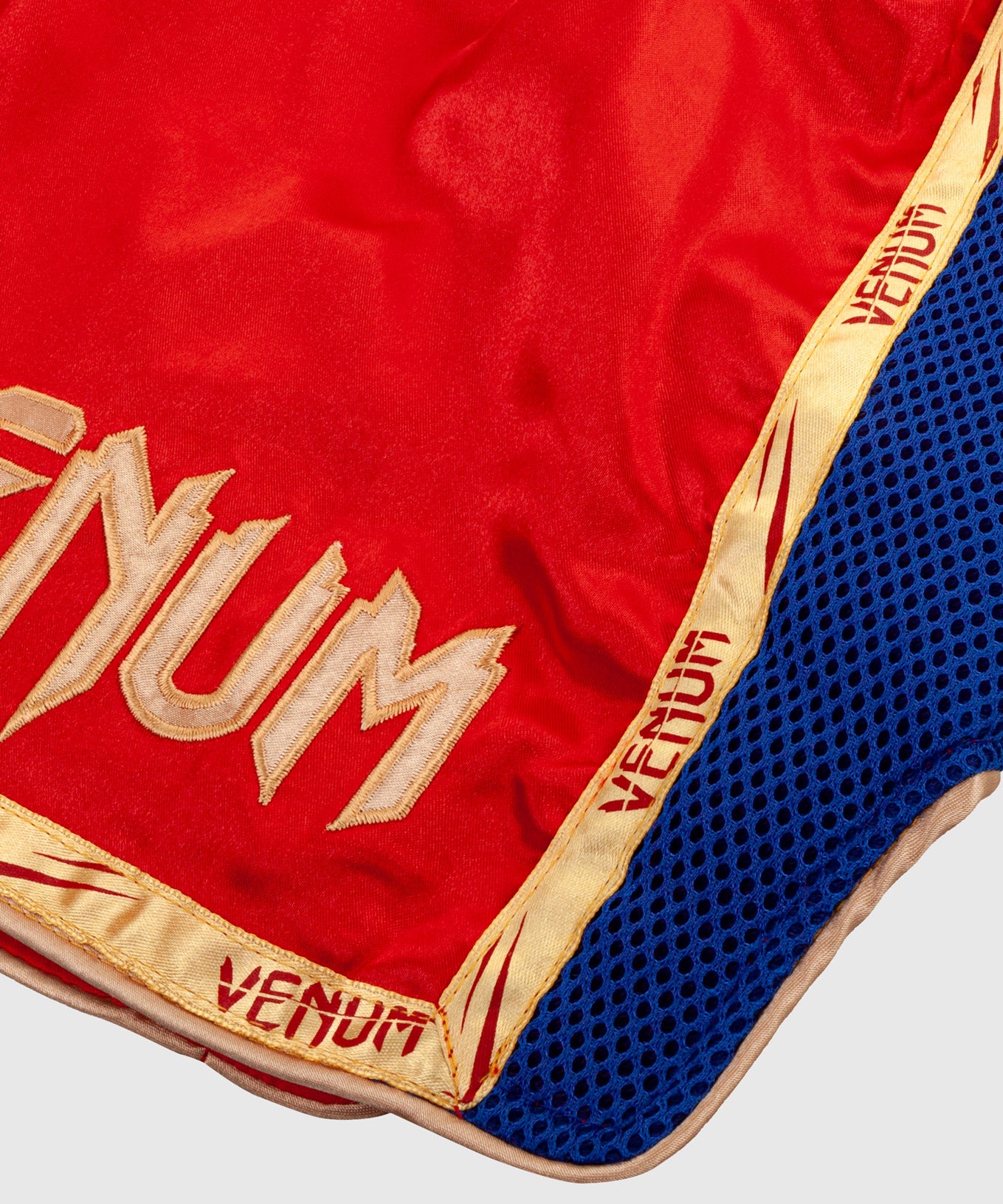 venum-giant-muay-thai-shorts-herren-gold-rot image 7