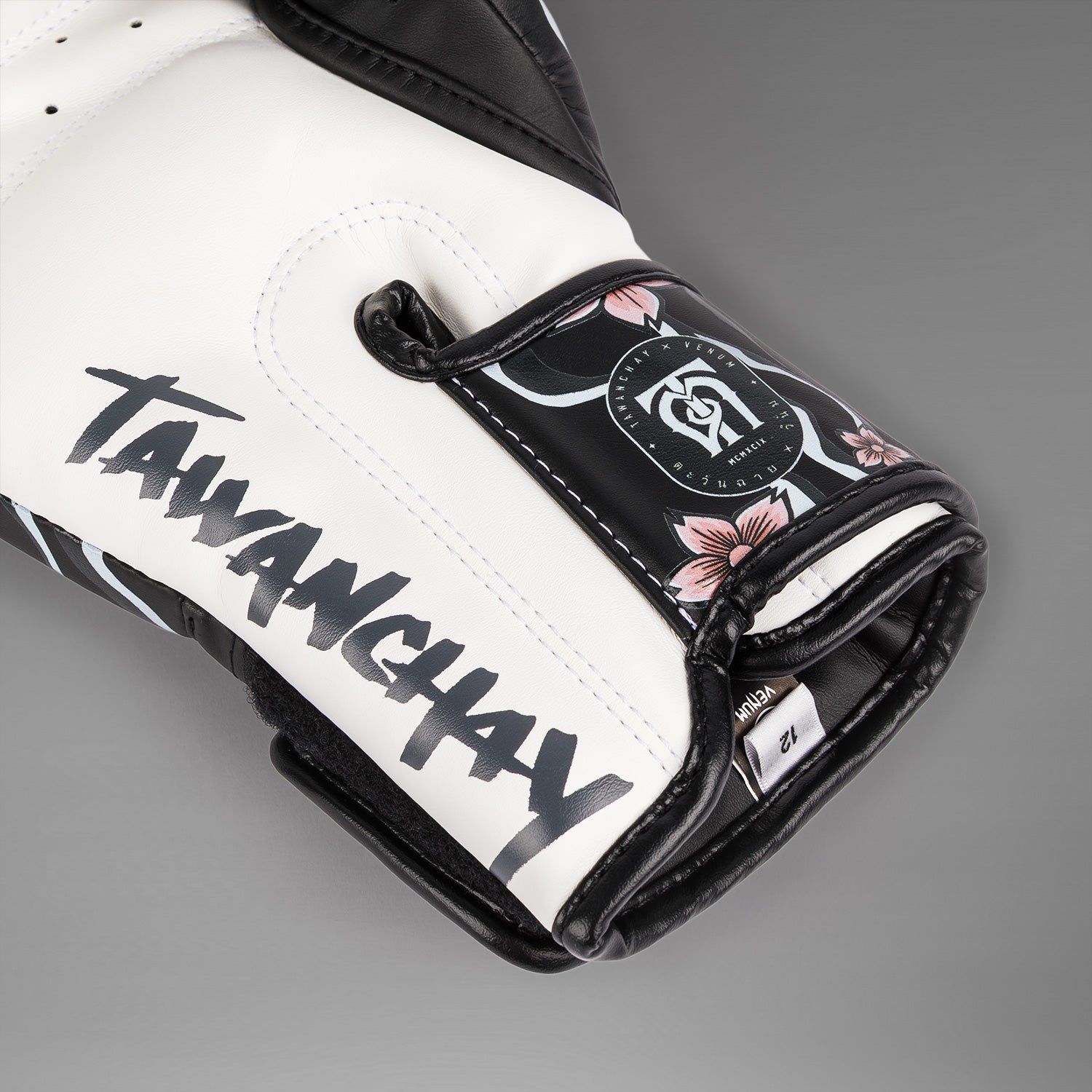 venum-x-tawanchay-boxhandschuhe-schwarz-wei image 4