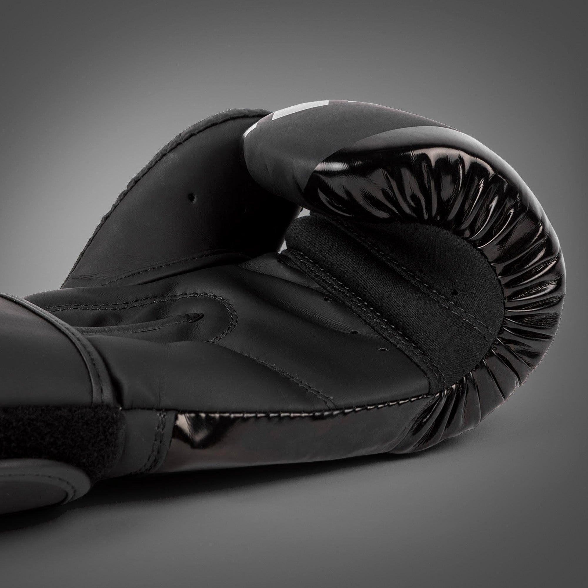 venum-contender-shockwave-boxhandschuhe-schwarz image 4