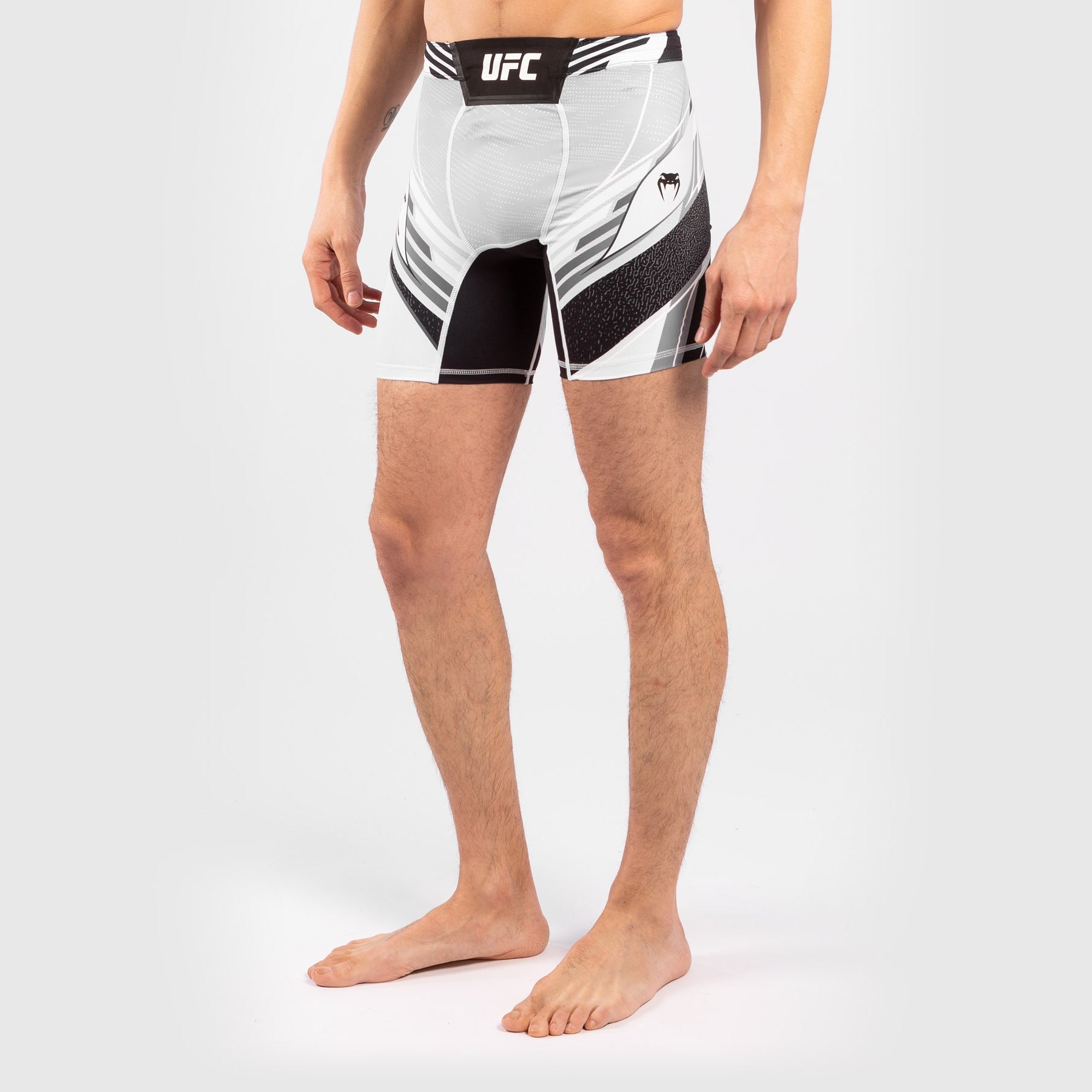 venum-ufc-authentic-fight-night-vale-tudo-shorts-short-fit-herren-wei image 2
