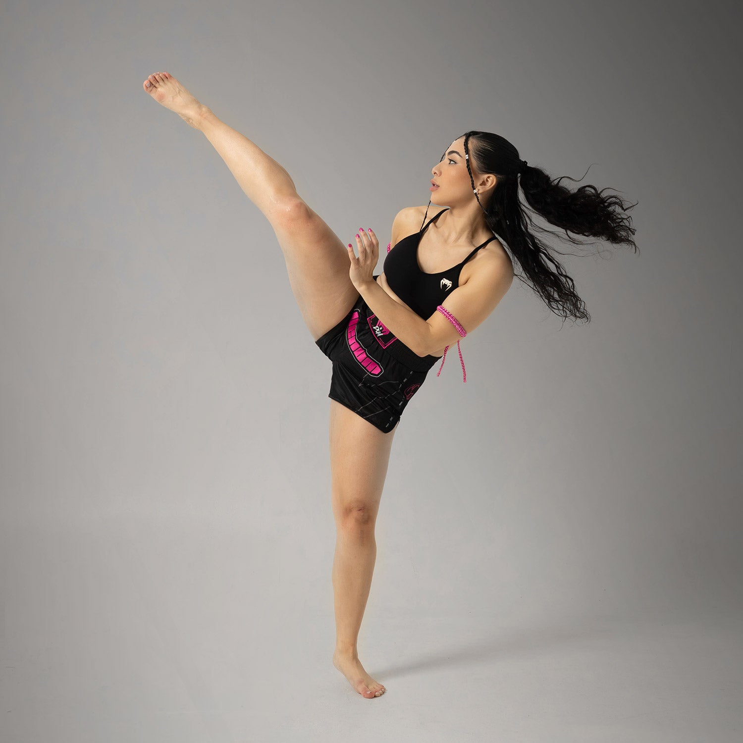venum-x-dua-muay-thai-shorts-damen-schwarz-fuchsia-rosa image 6