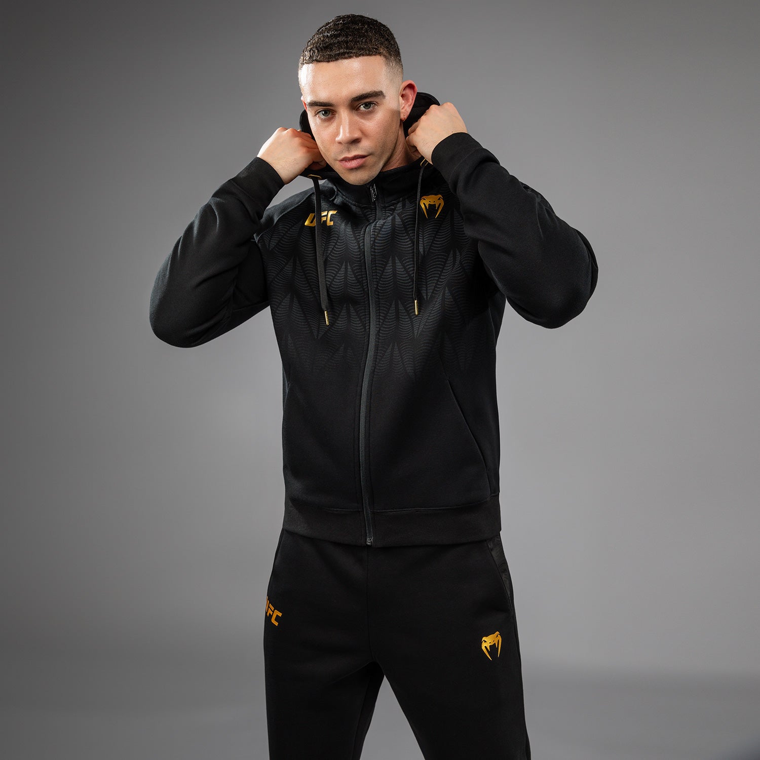 venum-ufc-zenith-replica-zip-hoodie-herren-champion-schwarz-gold image 1