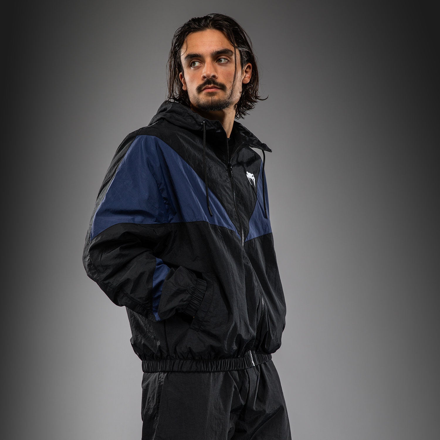 venum-vectra-trackjacke-herren-mit-kapuze-und-reissverschluss-schwarz-blau image 2