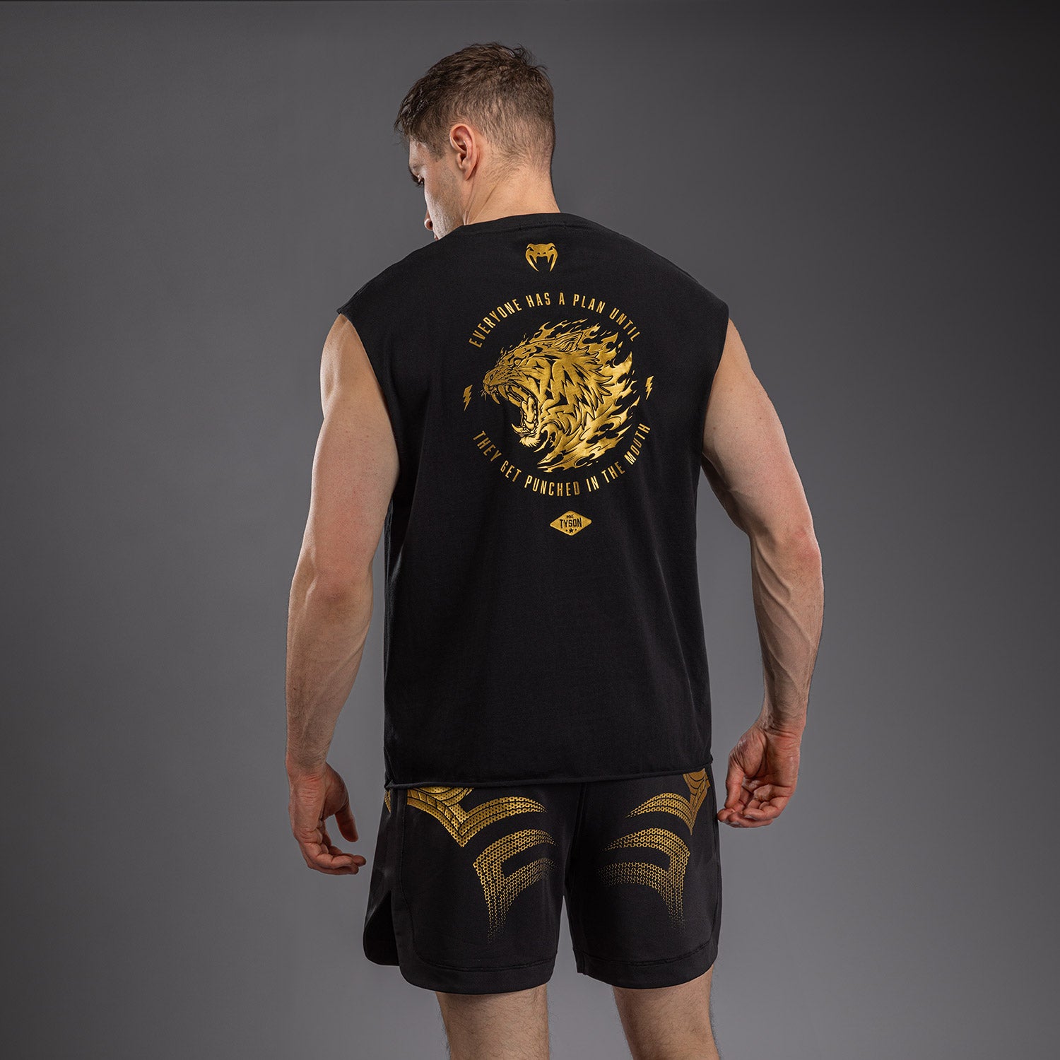 venum-x-mike-tyson-tiger-rmelloses-t-shirt-schwarz-gold image 3