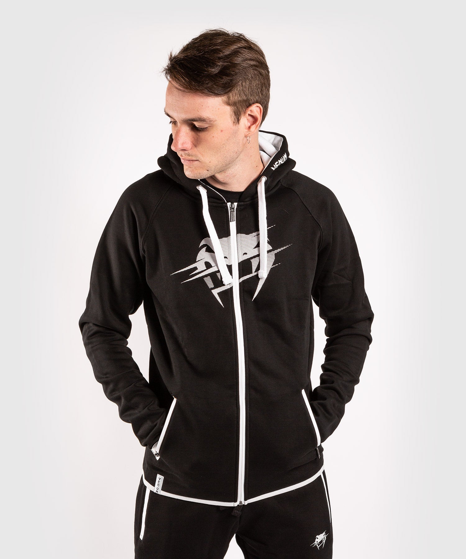 venum-giant-hoodie-schwarz-wei image 1
