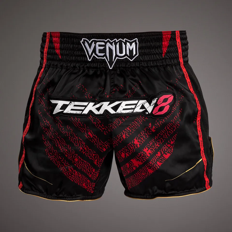 venum-x-tekken-8-marshall-law-muay-thai-shorts-schwarz-rot-gold image 1