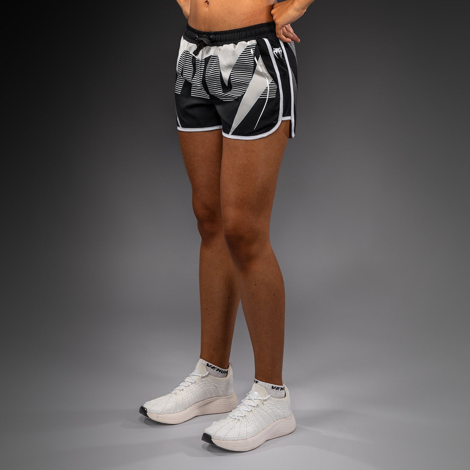 venum-adrenaline-damen-trainingsshorts-schwarz-elfenbein image 3