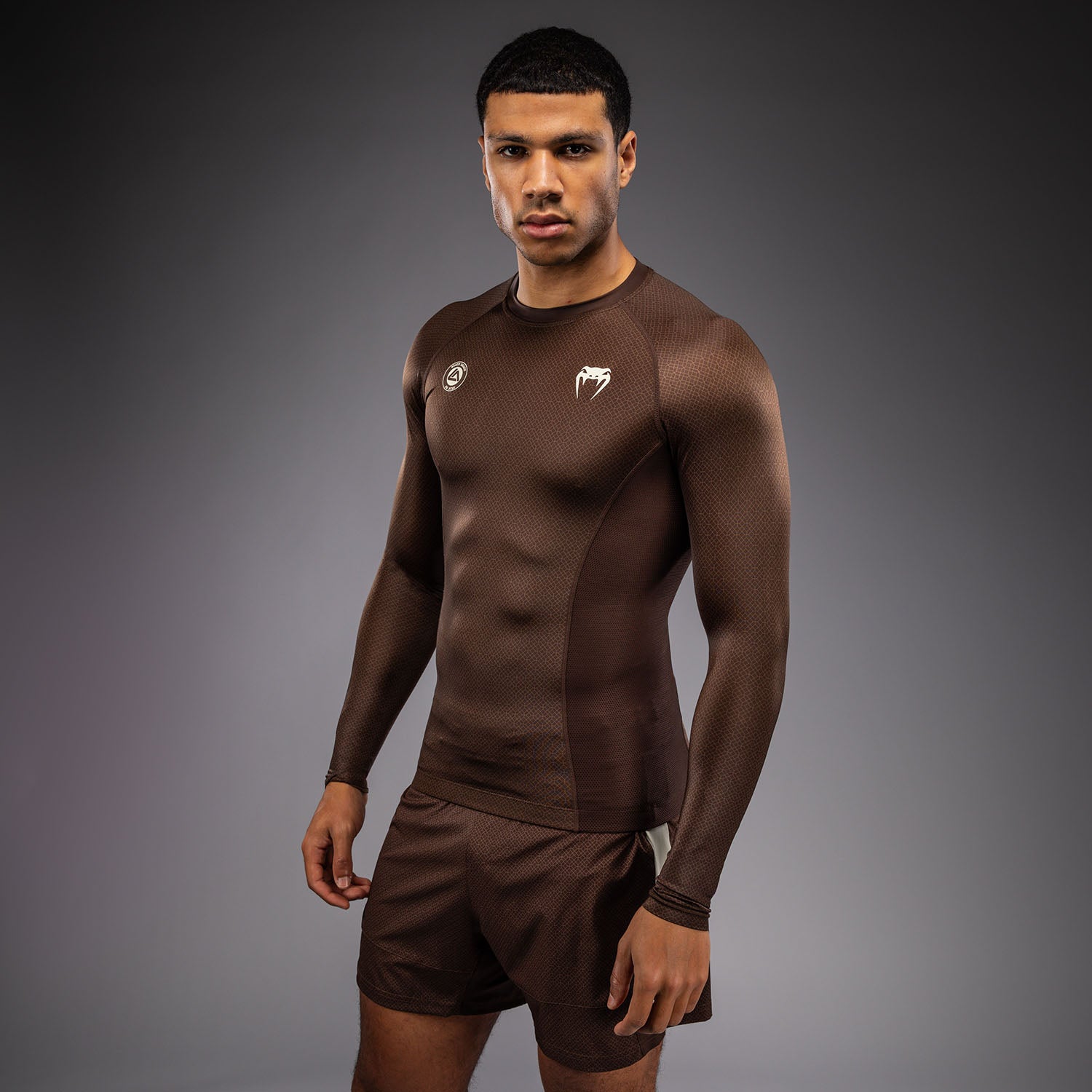 venum-x-roger-gracie-academy-langarm-rashguard-herren-dunkelbraun image 2