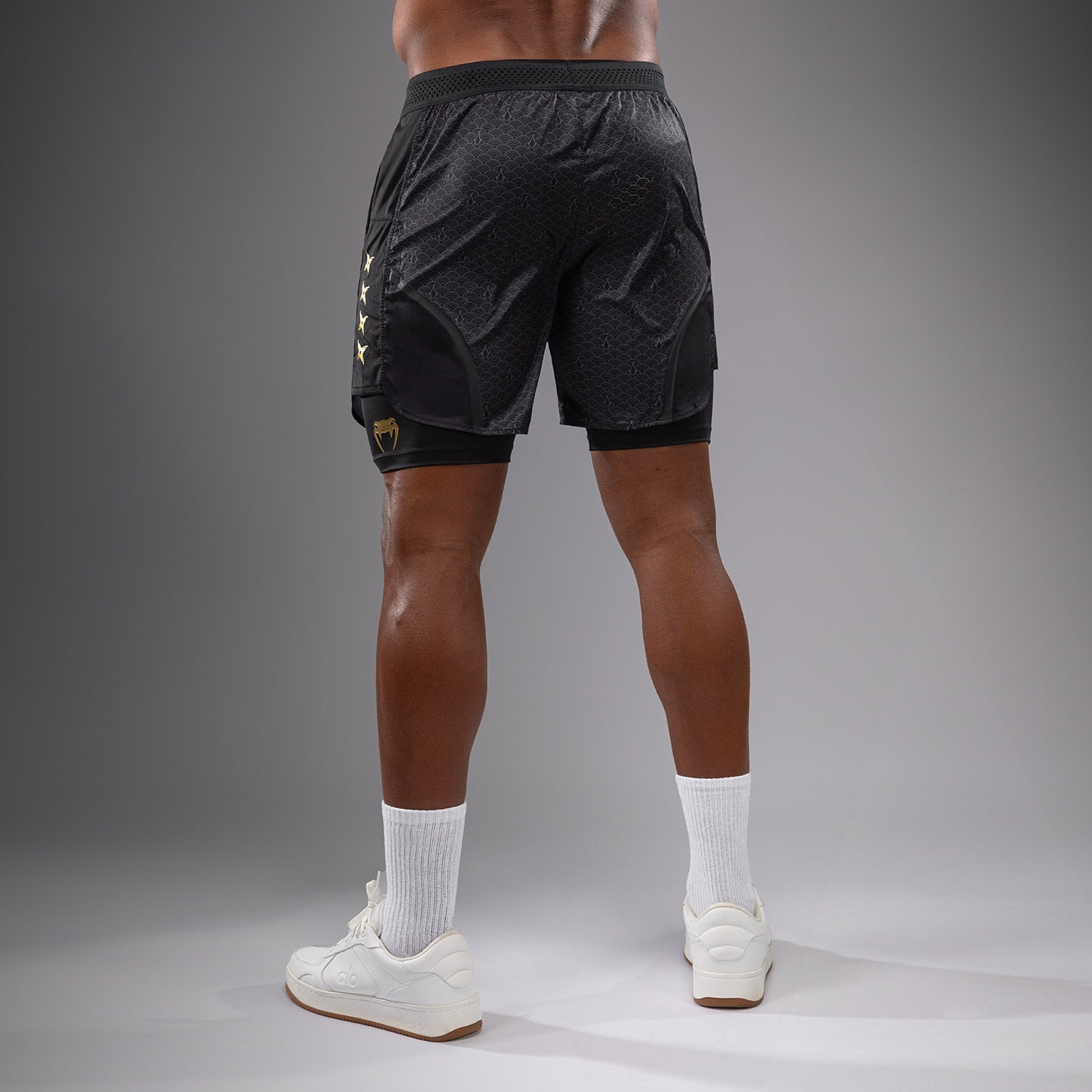 venum-x-assassin-s-creed-shadows-herren-trainingsshorts-schwarz-gold image 2