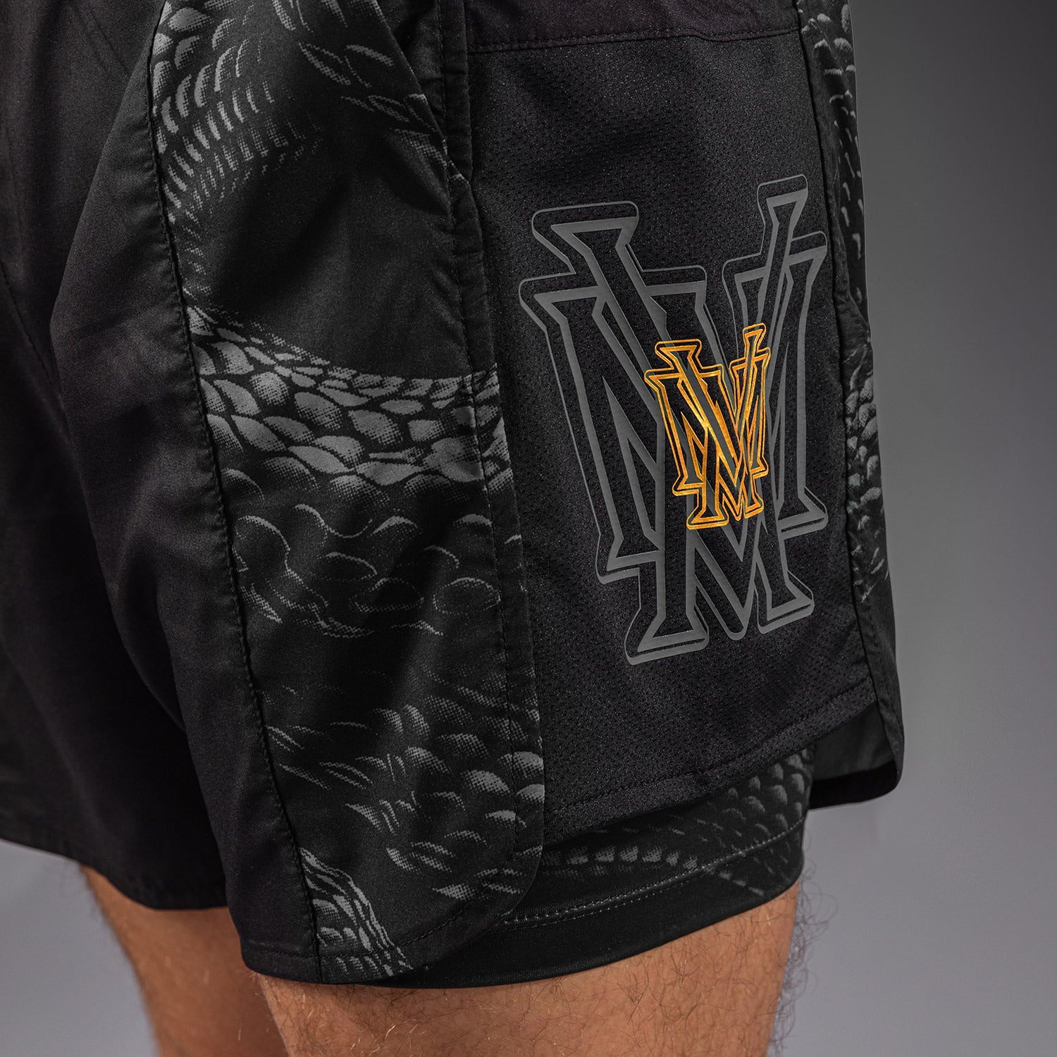 venum-matupa-trainingsshorts-2-in-1-schwarz-grau-gold image 6