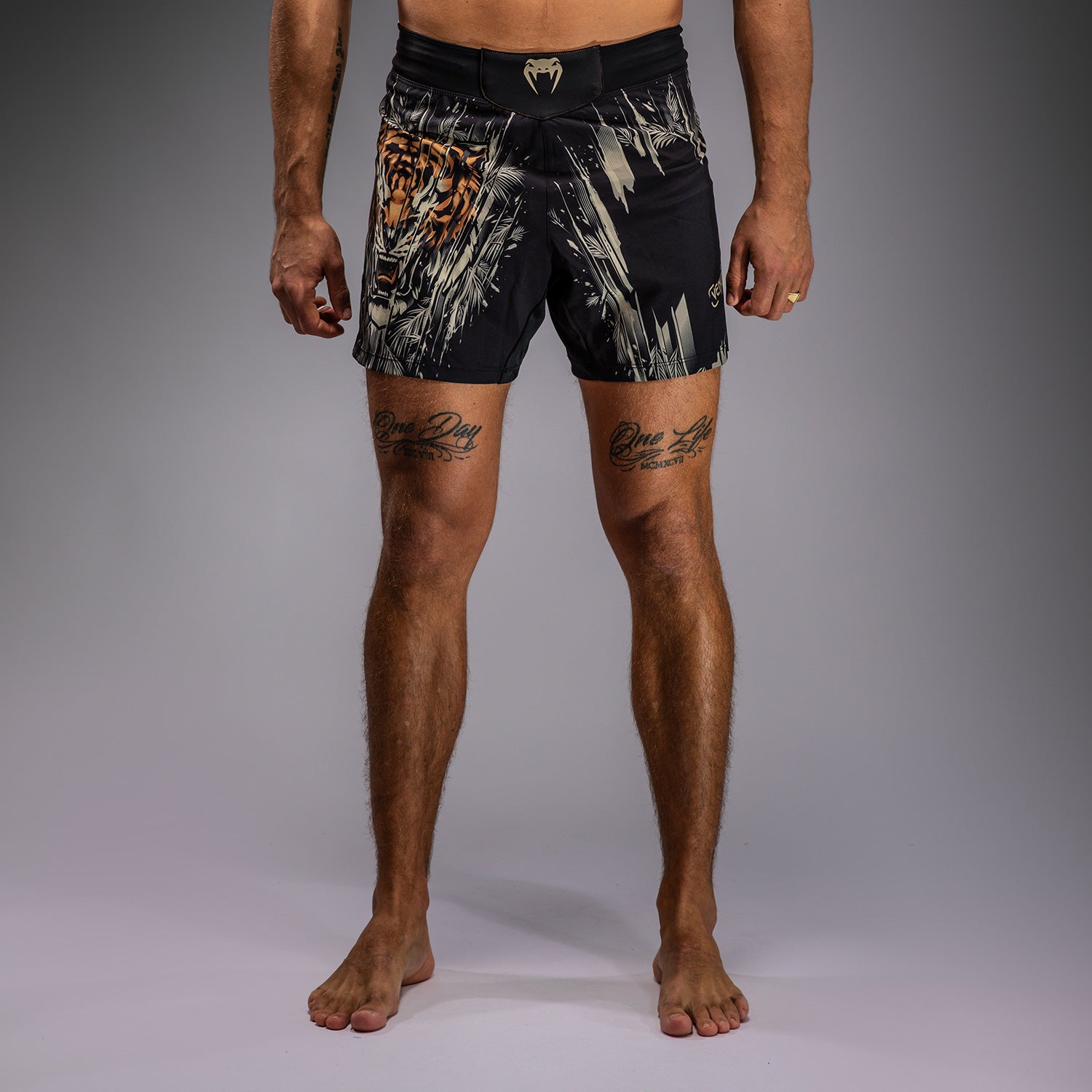 venum-tiger-herren-kampfhose-fightshorts-schwarz-neonorange image 1