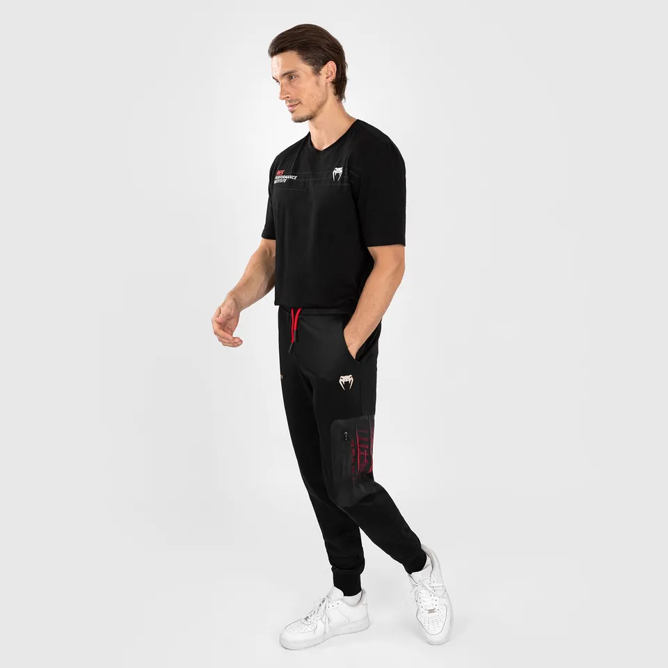 venum-ufc-performance-institute-2-0-herren-hose-schwarz-rot-jogginghose image 1