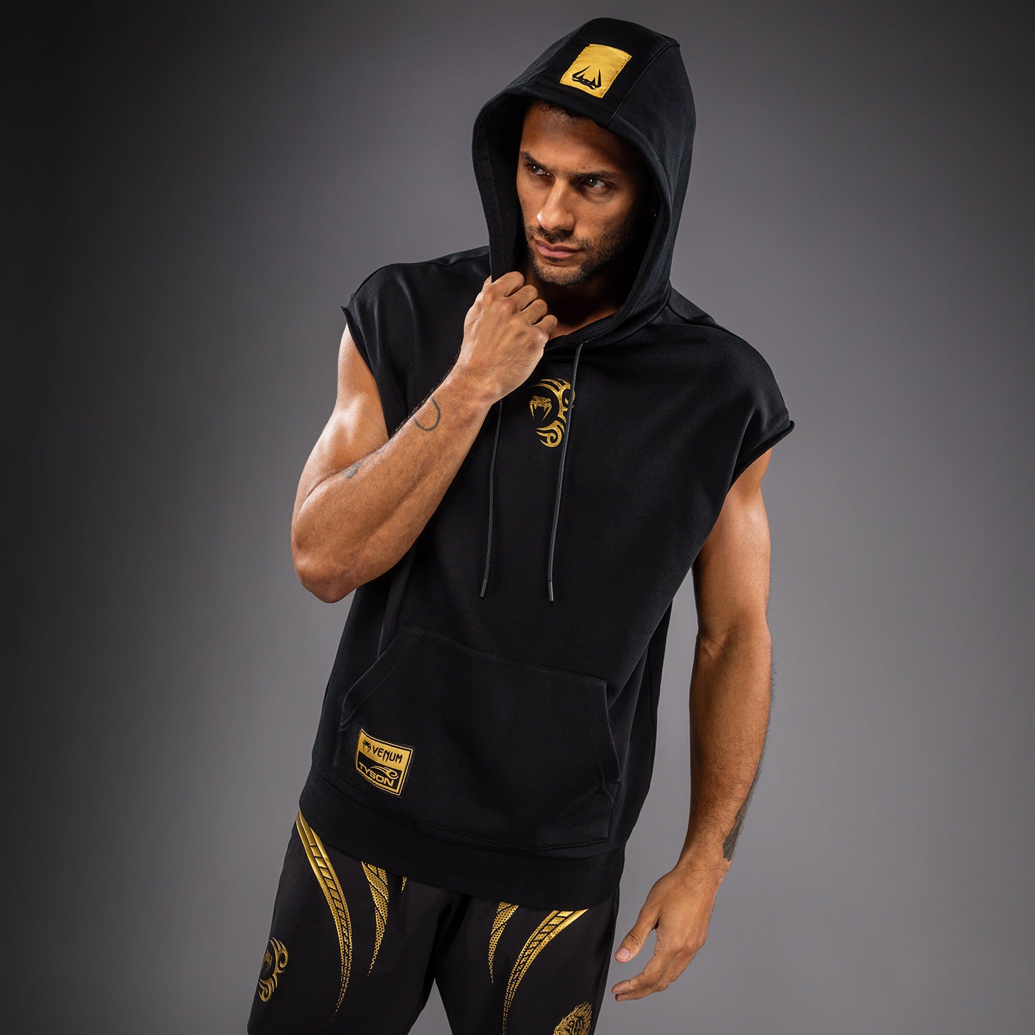 venum-x-mike-tyson-tiger-rmelloser-kapuzenpullover-schwarz-gold image 3
