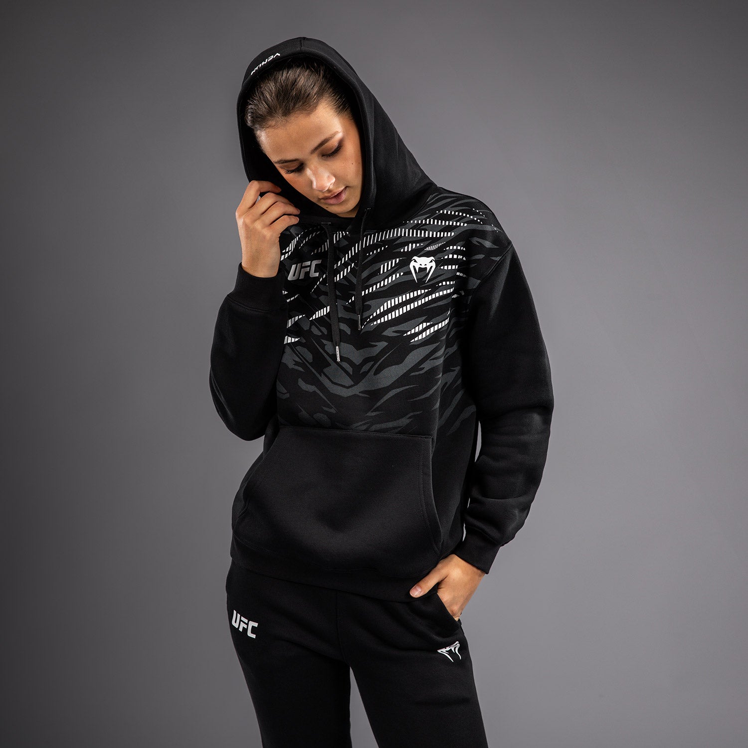 ufc-fusion-by-venum-replica-damen-pullover-hoodie-schwarz image 2