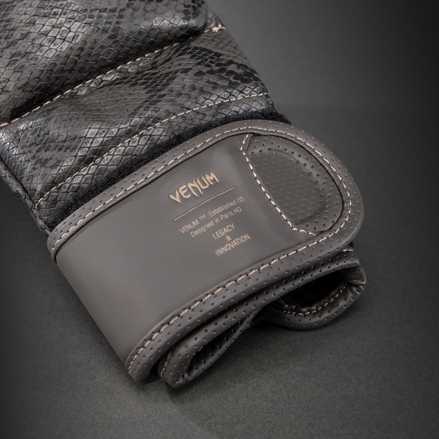 venum-impact-evo-scales-mma-sparringhandschuhe-dunkelgrau image 3