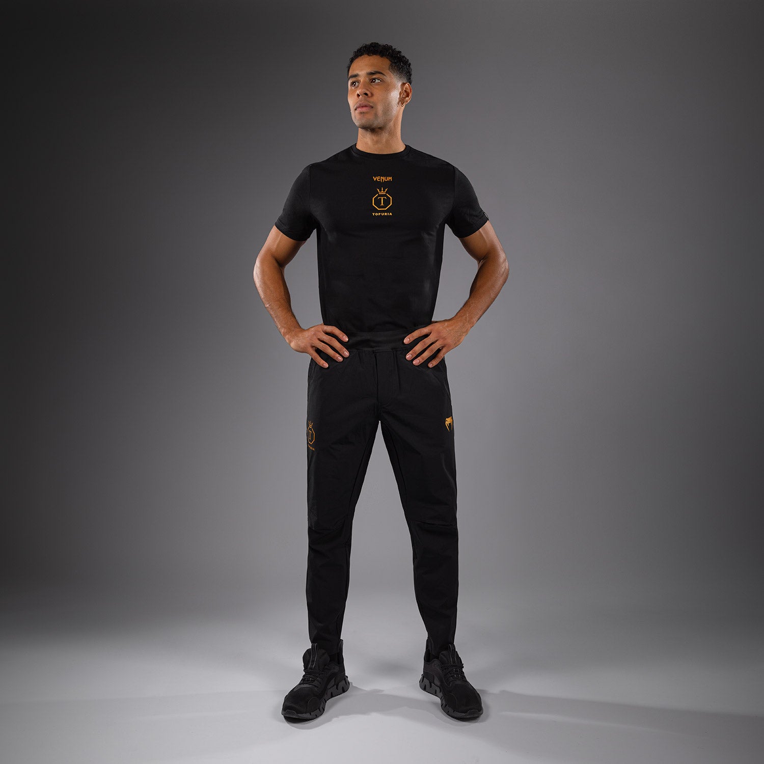 venum-x-topuria-unmatched-edition-jogginghose-schwarz-gold image 2