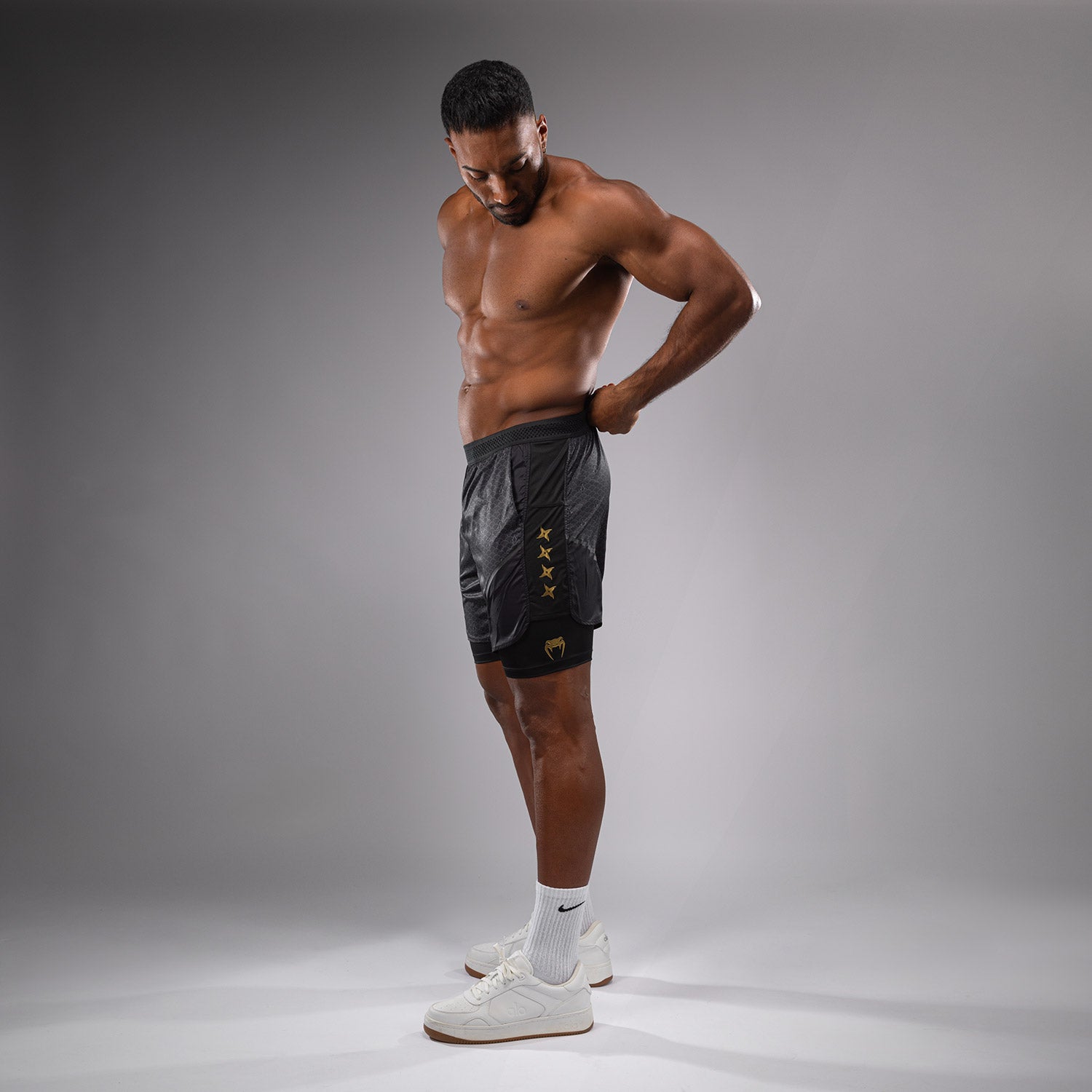 venum-x-assassin-s-creed-shadows-herren-trainingsshorts-schwarz-gold image 5