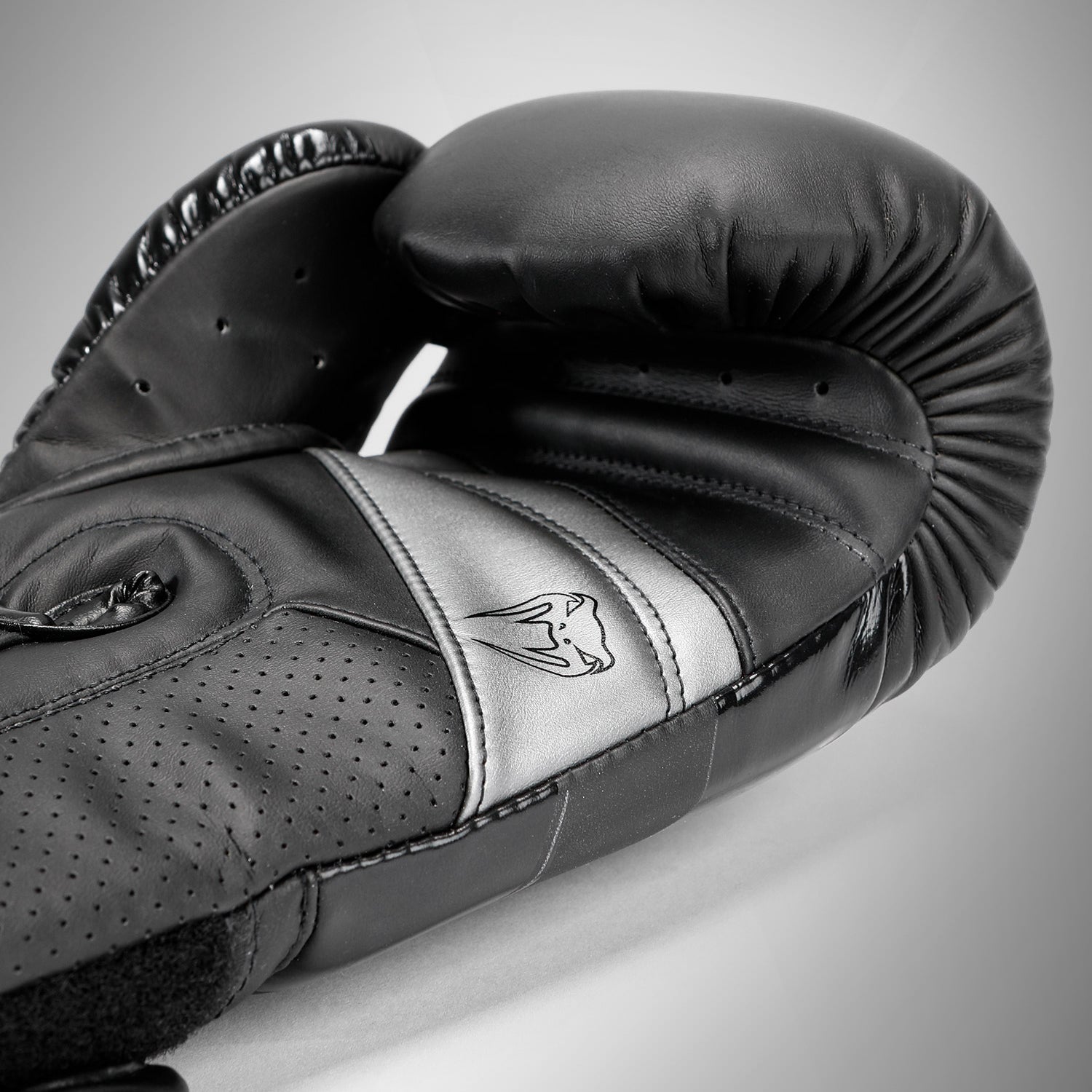 venum-elite-evo-boxhandschuhe-schwarz-schwarz image 2