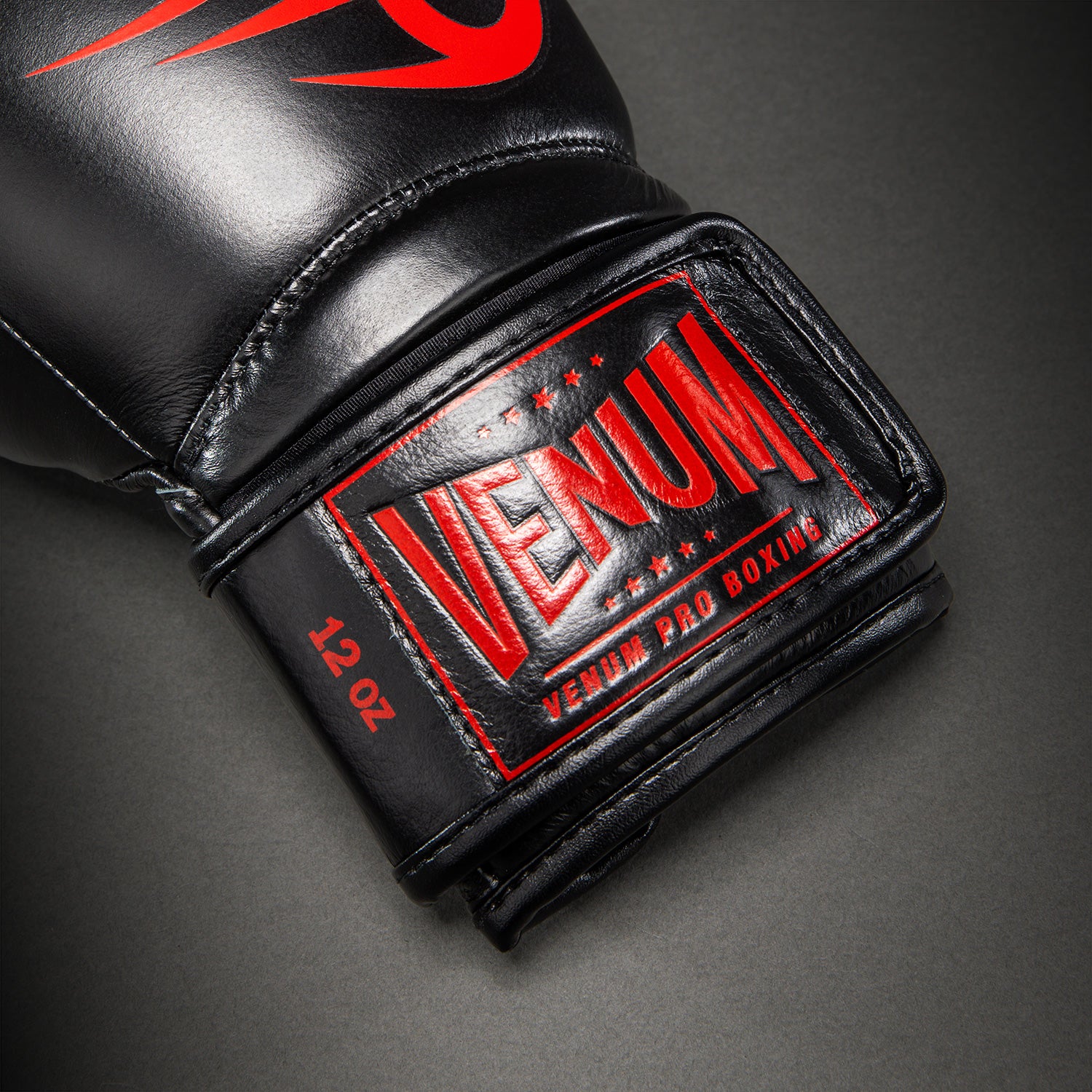 venum-giant-2-0-mike-tyson-pro-boxhandschuhe-schwarz-rot image 3