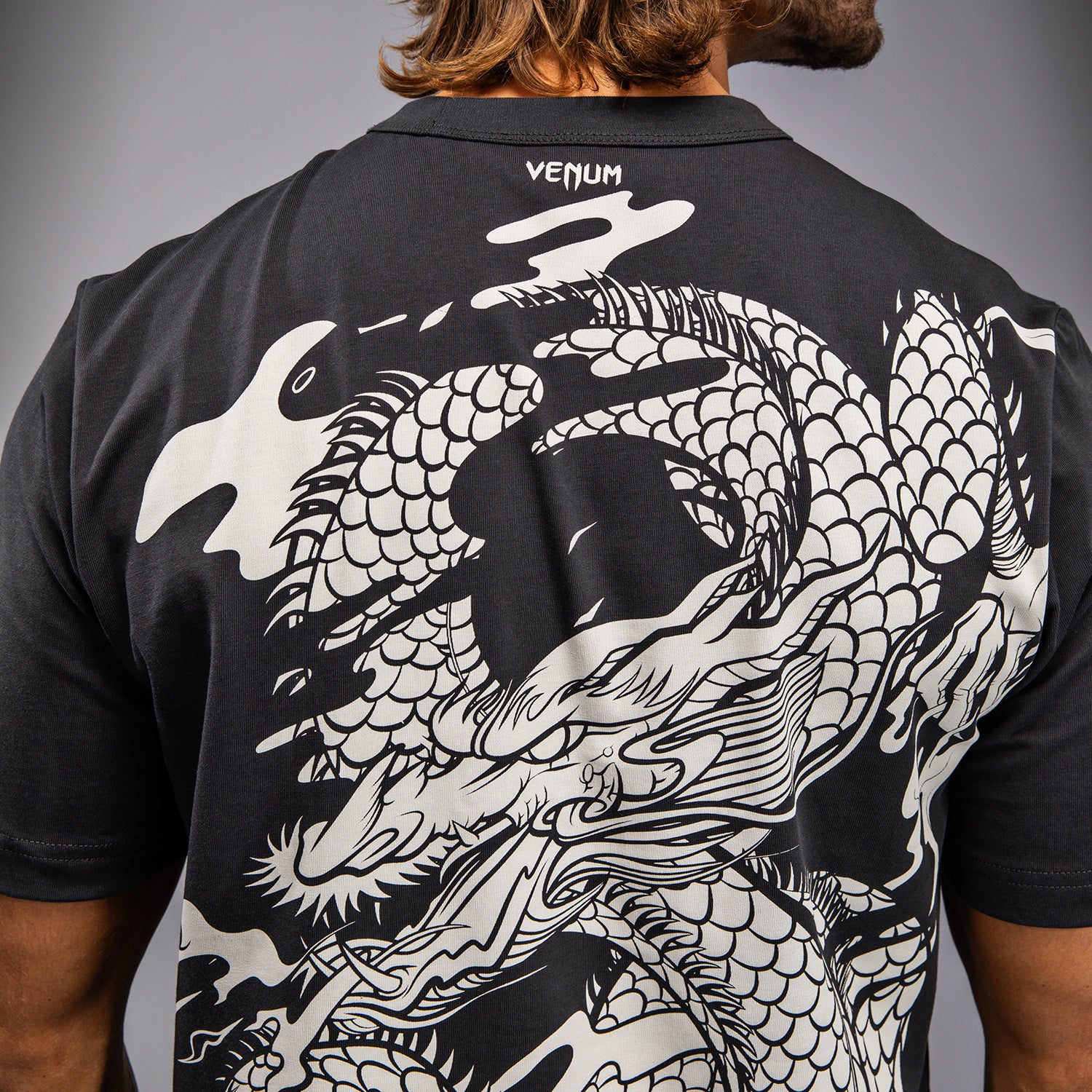 venum-dragon-s-flight-herren-t-shirt-anthrazitgrau-cremewei image 4
