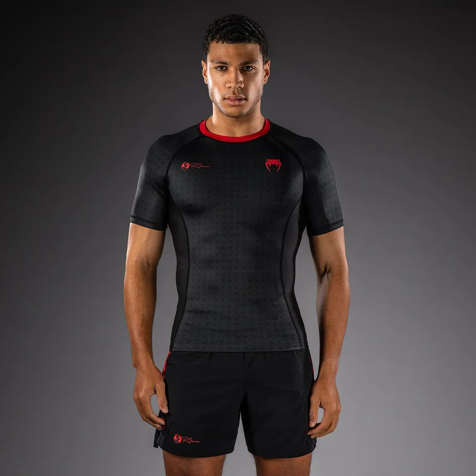 venum-x-roger-gracie-signature-kurzarm-rashguard-schwarz-rot image 1