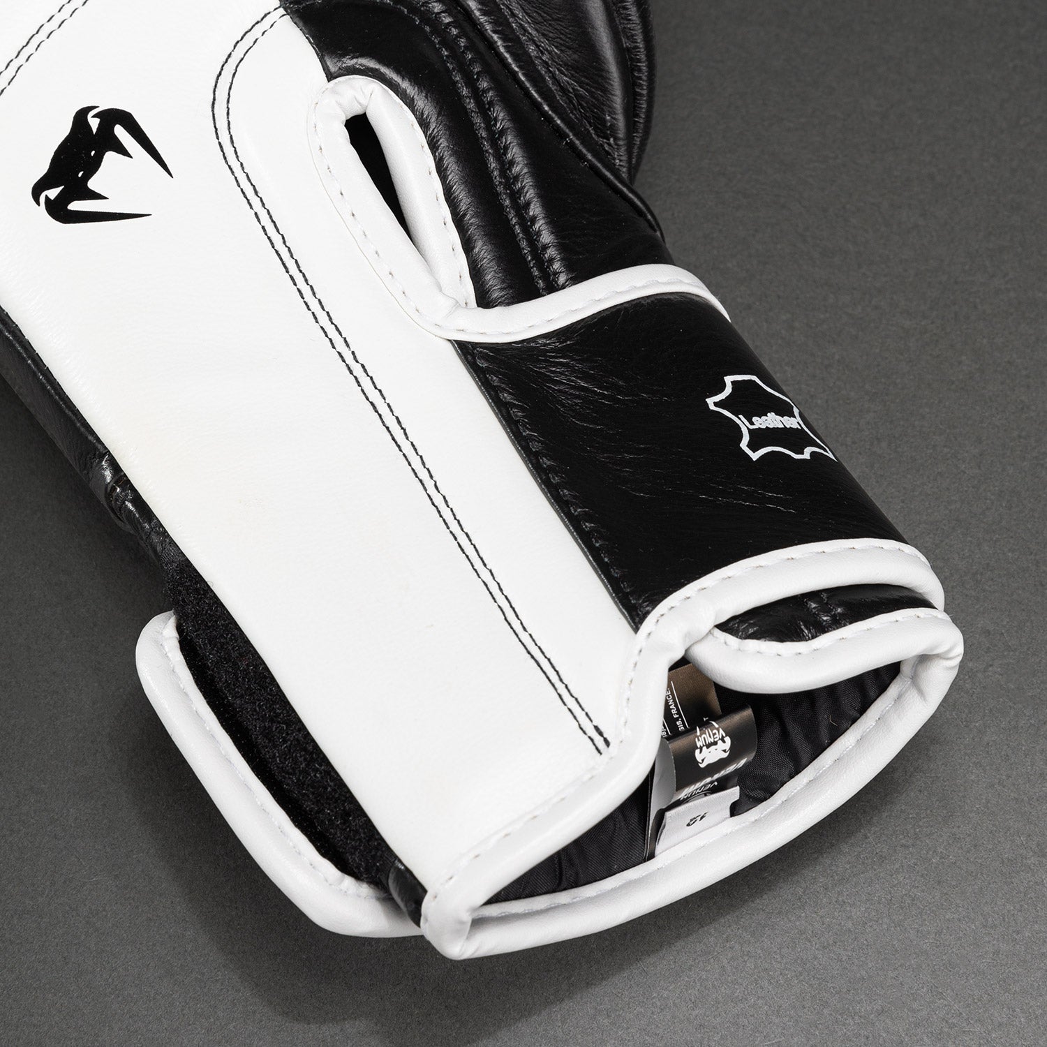 venum-hammer-profi-boxhandschuhe-klettverschluss-schwarz-wei image 4