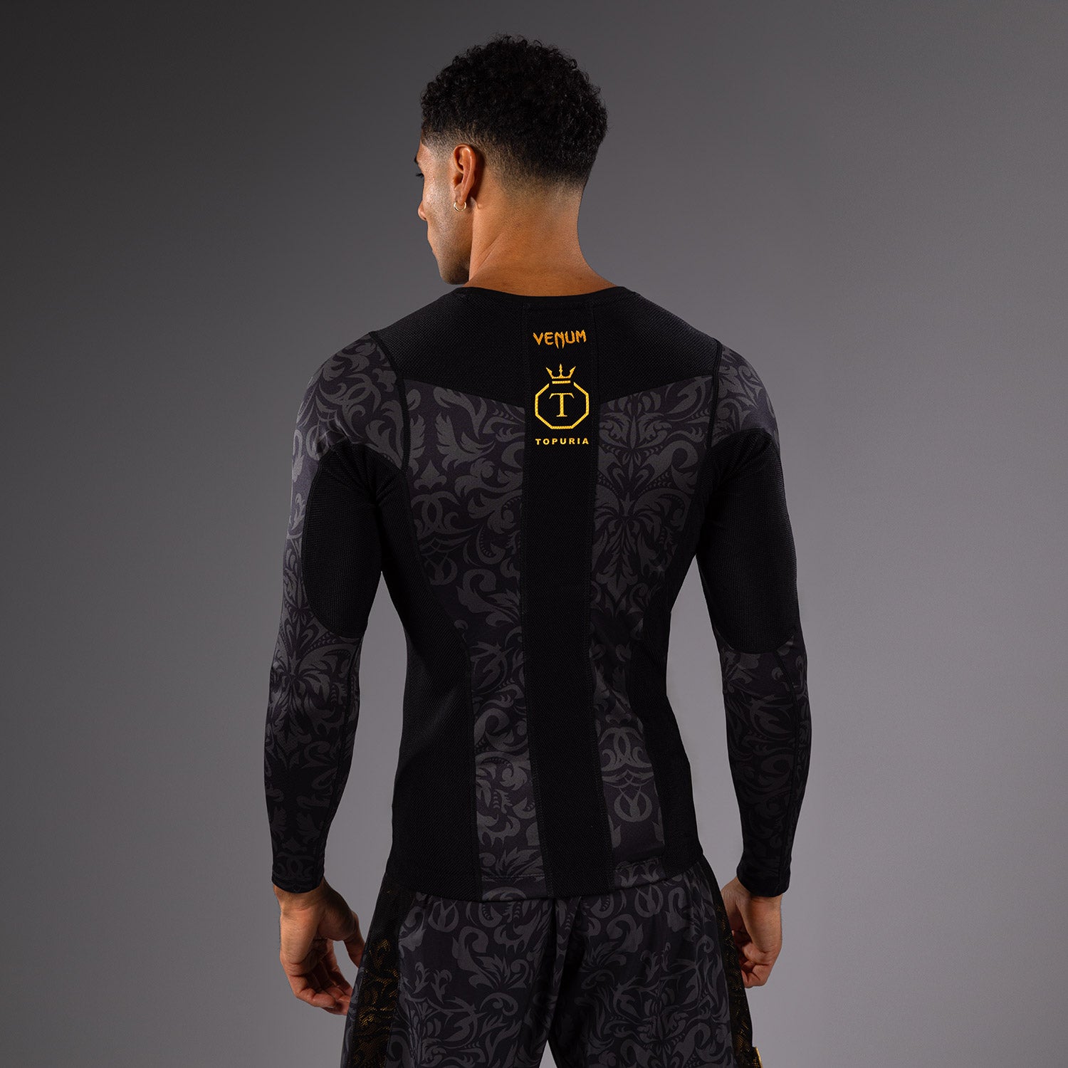 venum-x-topuria-unmatched-edition-langarm-rashguard-herren-schwarz-gold image 4