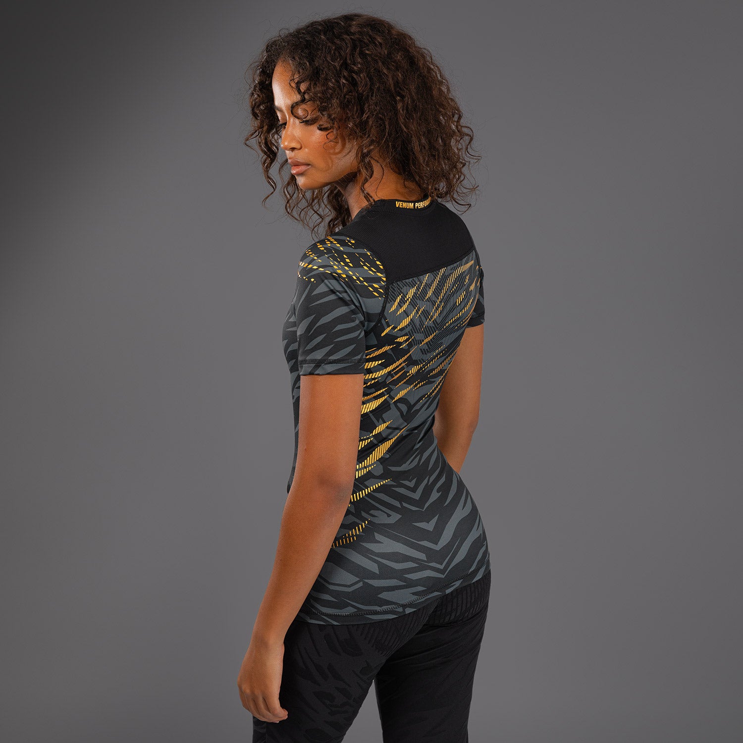 ufc-fusion-by-venum-authentic-fight-night-damen-rashguard-kurzarm-champion image 2