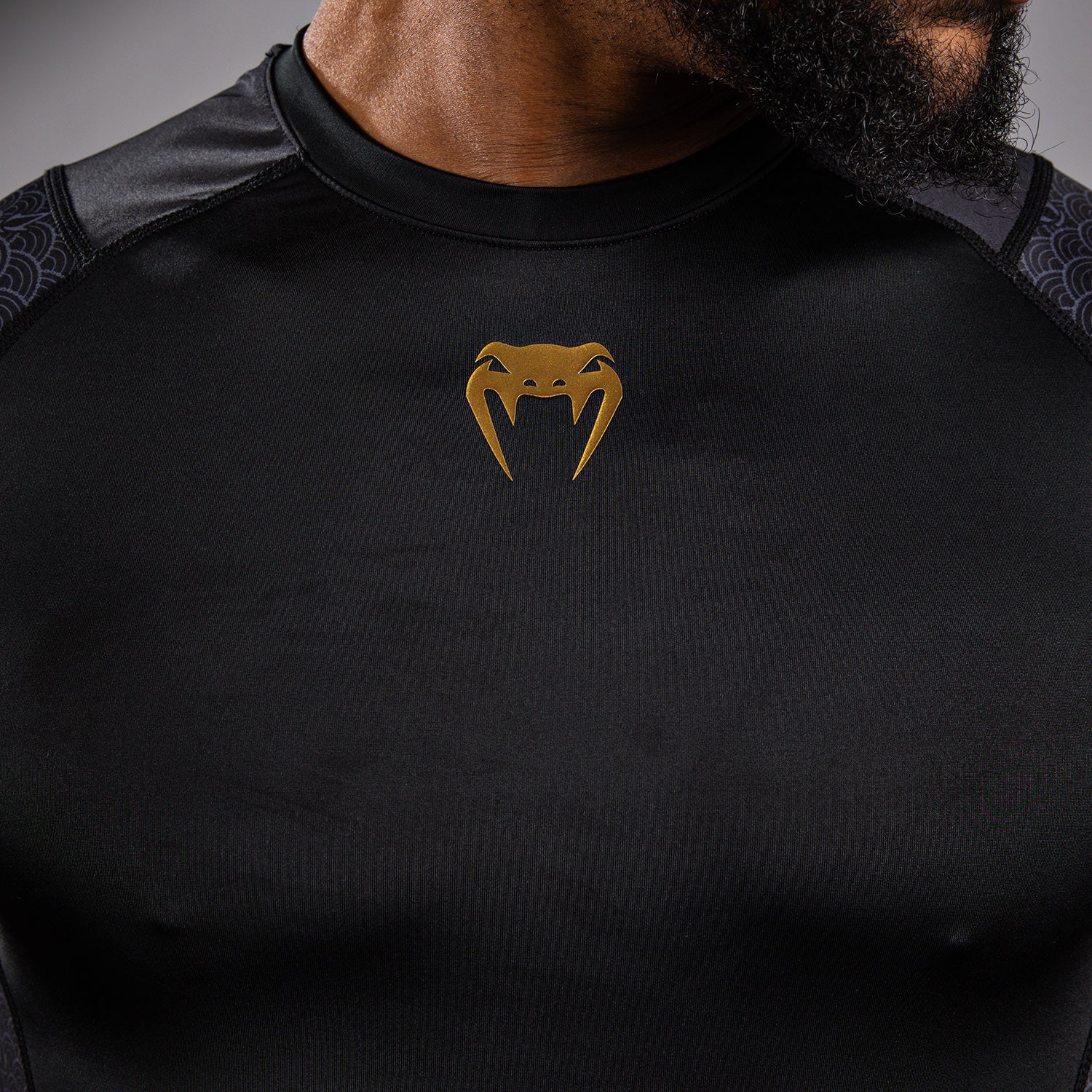 venum-x-assassin-s-creed-shadows-rashguard-kurzarm-herren-schwarz image 5