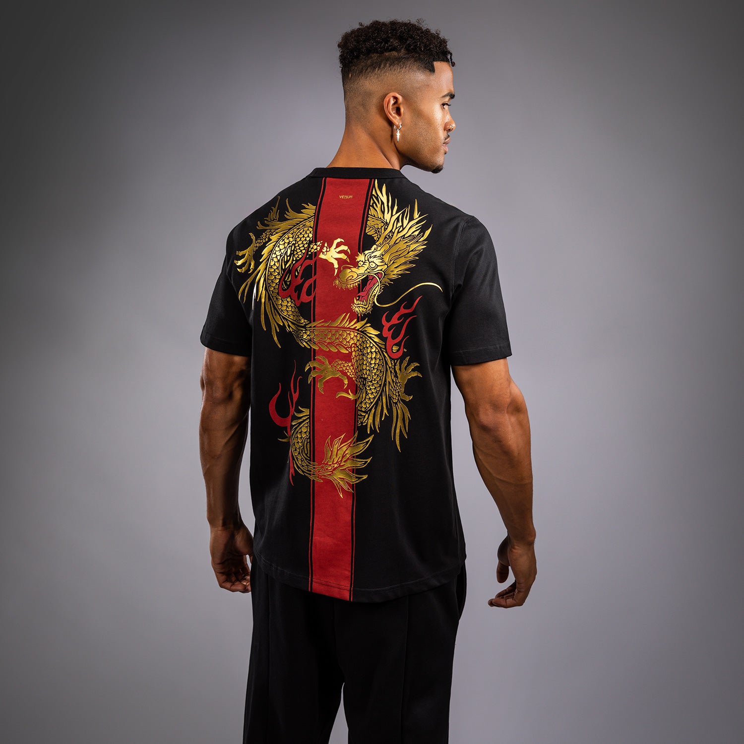 venum-x-tekken-8-marshall-law-t-shirt-herren-schwarz-rot-gold image 3