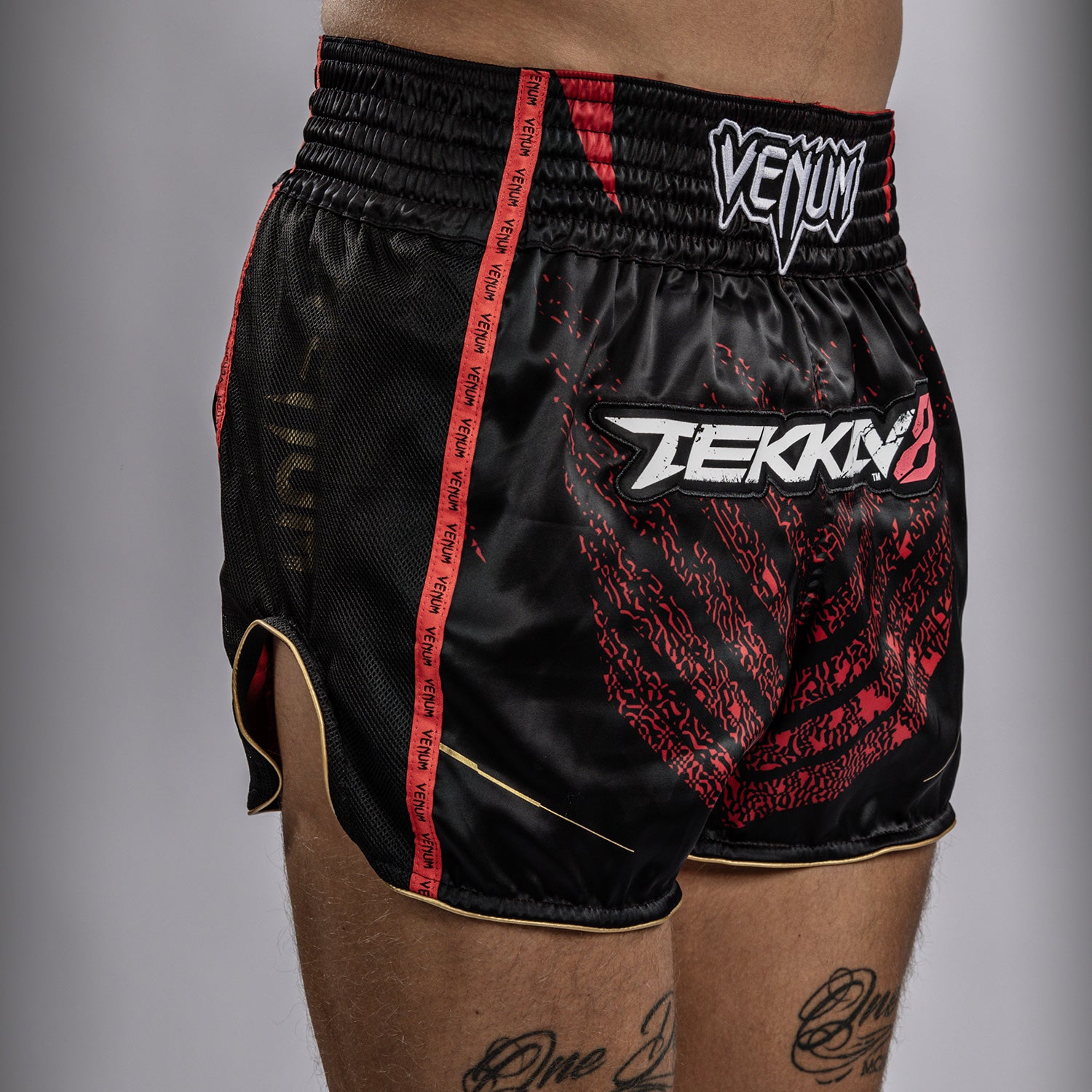 venum-x-tekken-8-marshall-law-muay-thai-shorts-schwarz-rot-gold image 8
