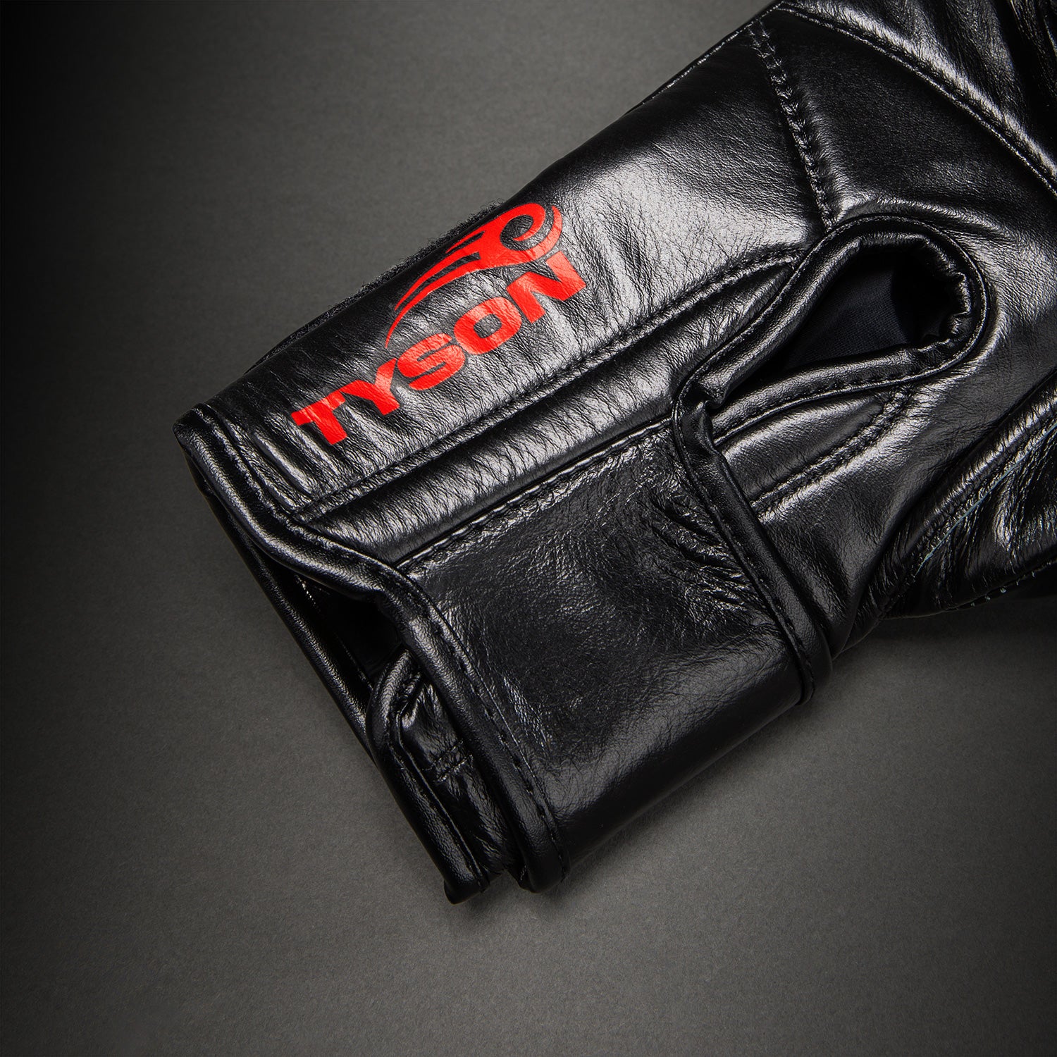 venum-giant-2-0-mike-tyson-pro-boxhandschuhe-schwarz-rot image 4