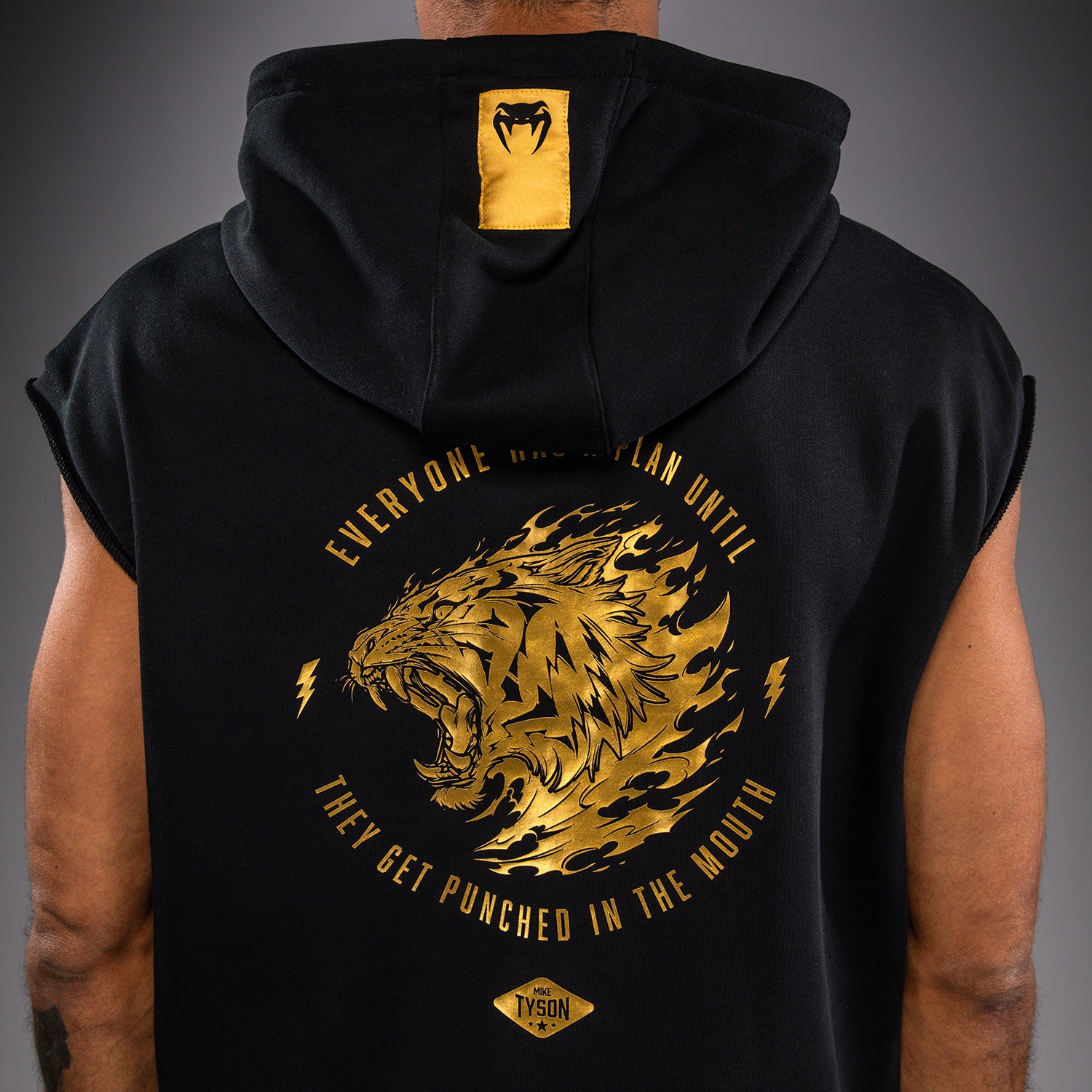 venum-x-mike-tyson-tiger-rmelloser-kapuzenpullover-schwarz-gold image 8