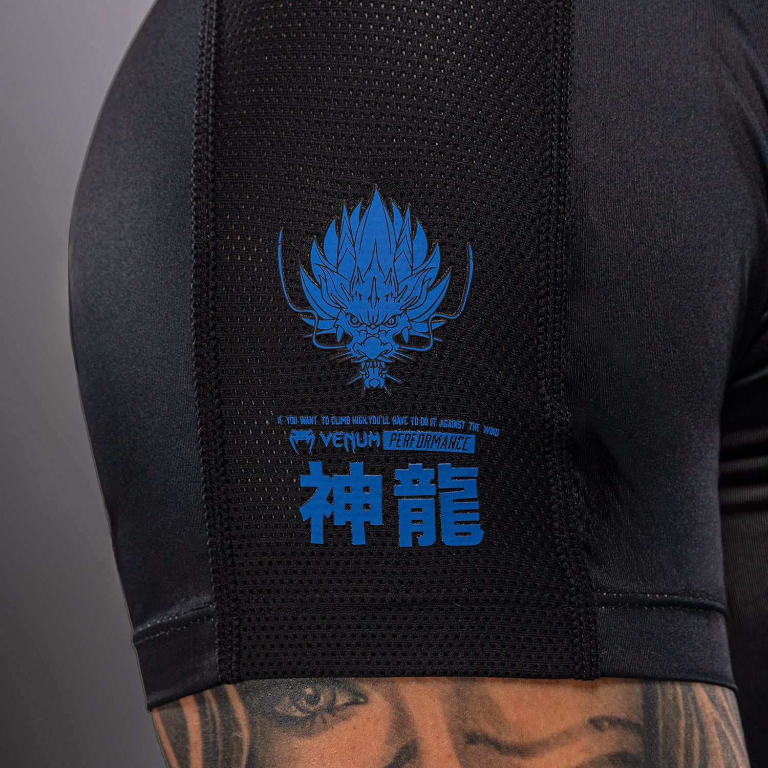 venum-thunder-dragon-kurzarm-rashguard-herren-schwarz-k-nigsblau image 6