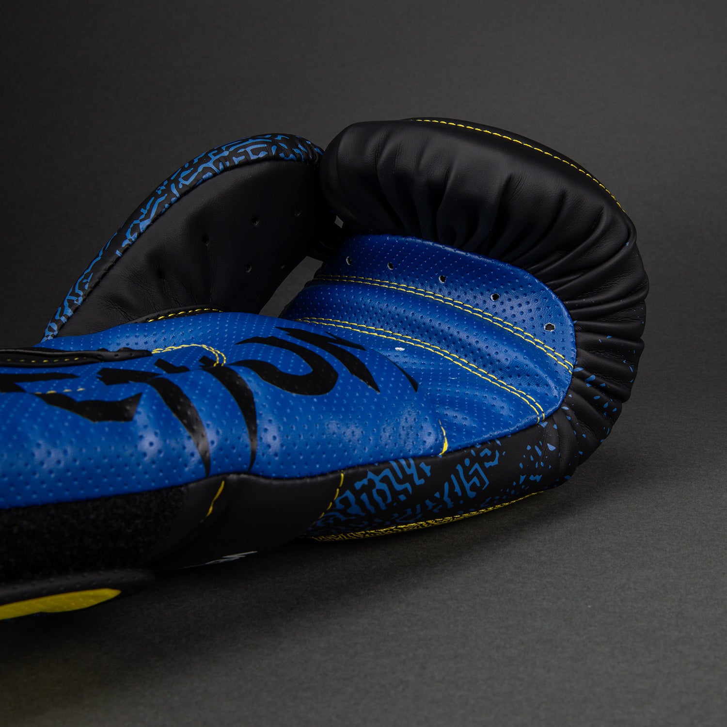 venum-x-tekken-8-boxhandschuhe-king-schwarz-gelb image 4