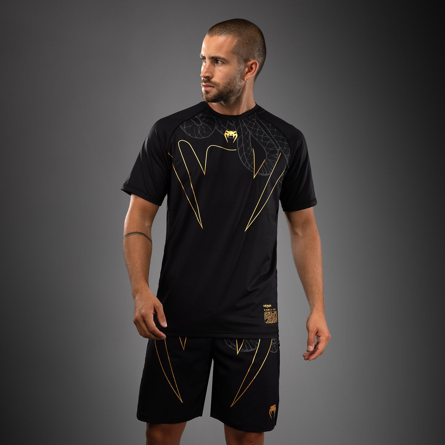 venum-serpenti-dry-tech-t-shirt-herren-schwarz-silber-gold image 1