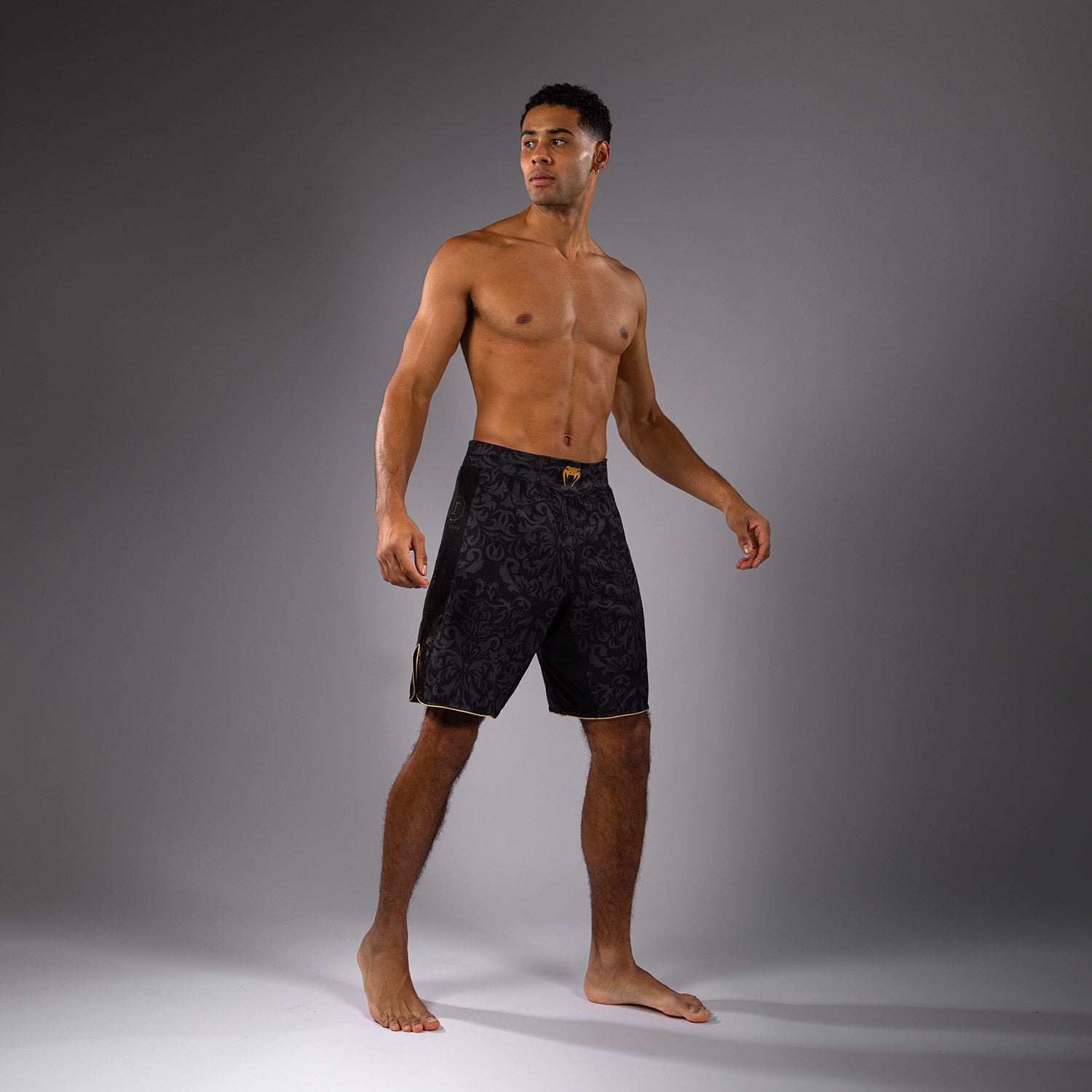 venum-x-topuria-unmatched-edition-kampfshorts-schwarz-gold-herren image 2