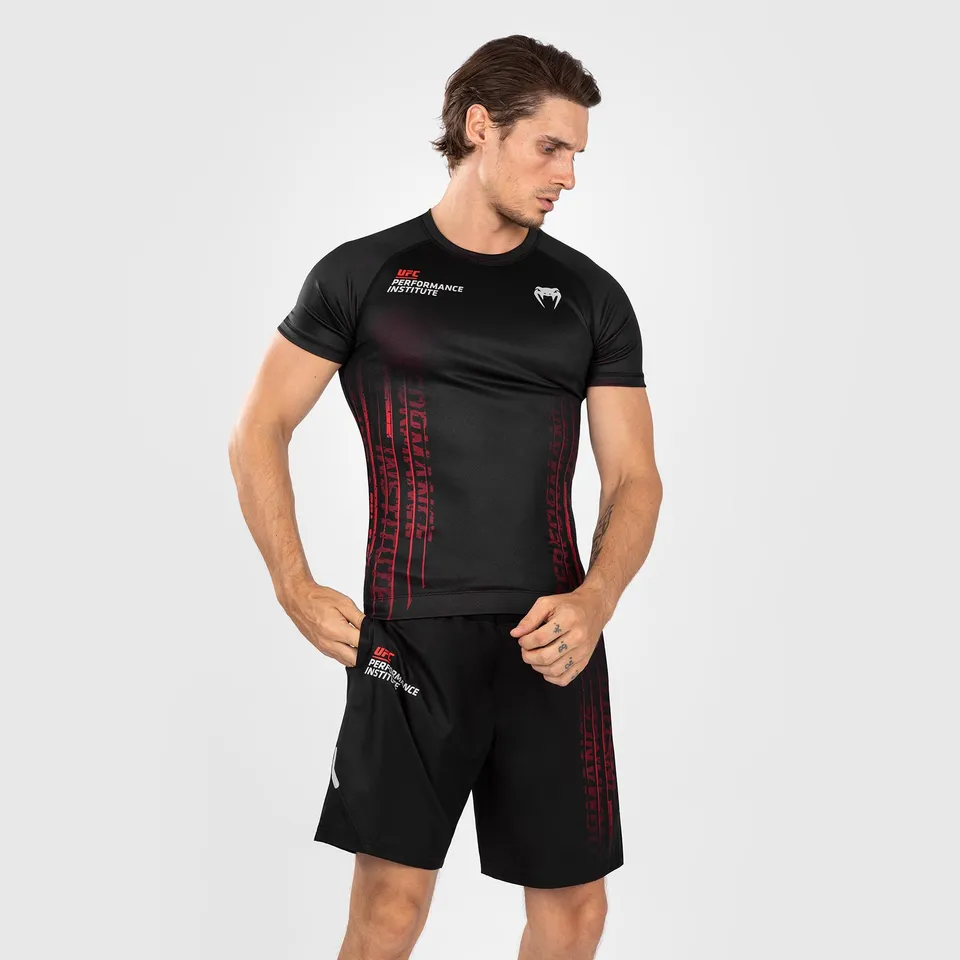 ufc-venum-performance-institute-2-0-kurzarm-rashguard-herren-schwarz-rot image 1