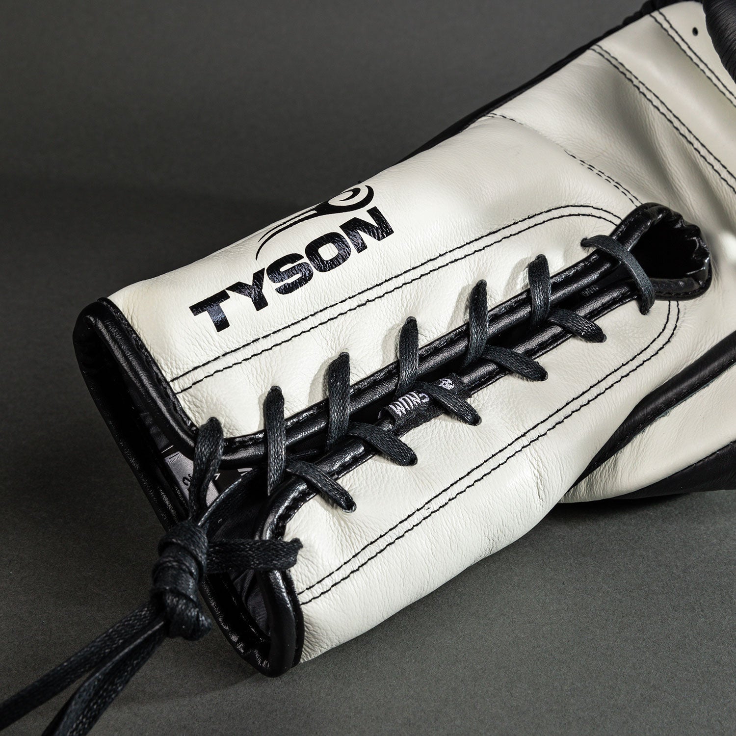 venum-giant-2-0-mike-tyson-pro-boxhandschuhe-mit-schn-rsenkeln-tiefschwarz-optis image 7