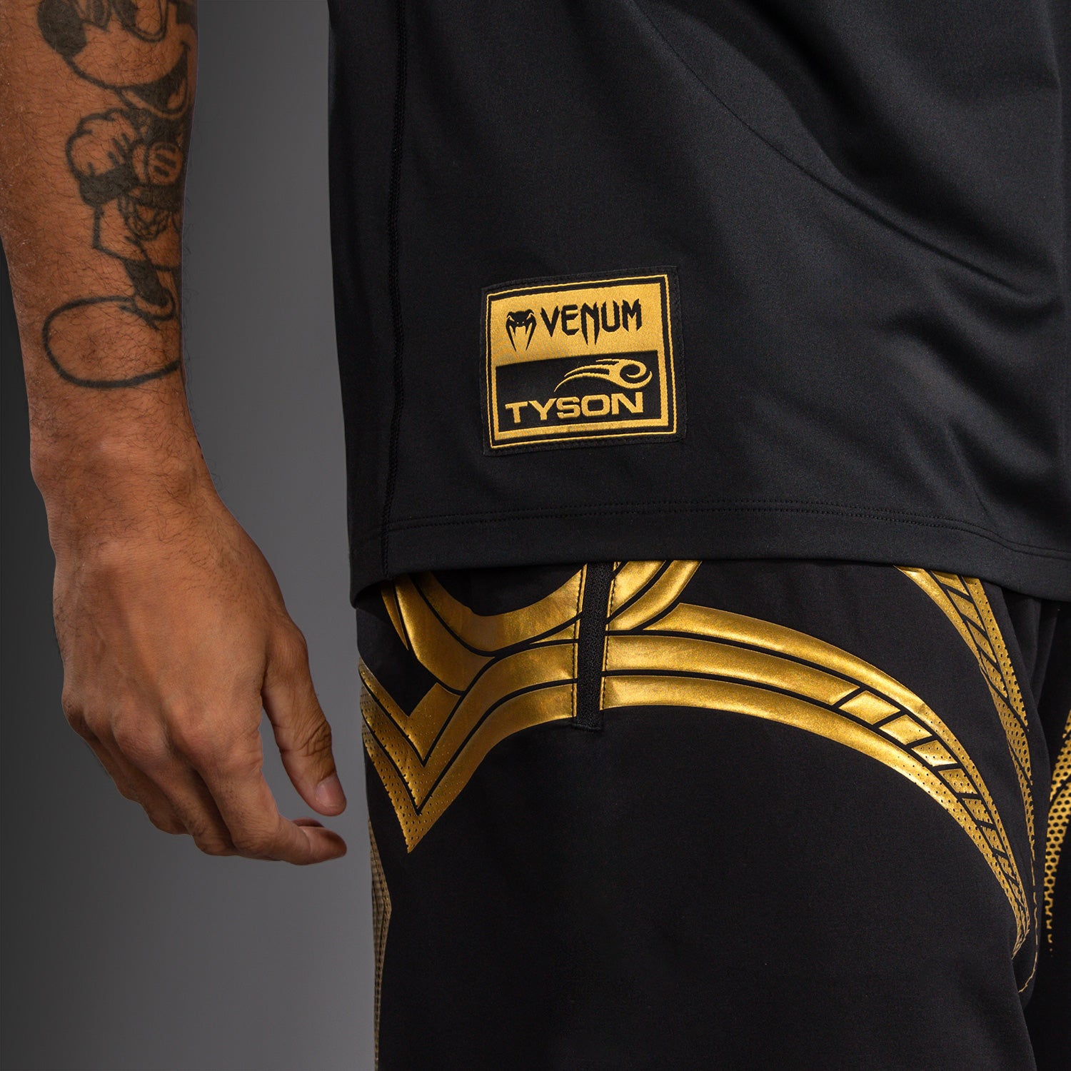 venum-x-mike-tyson-tiger-dry-tech-t-shirt-schwarz-gold-herren image 6