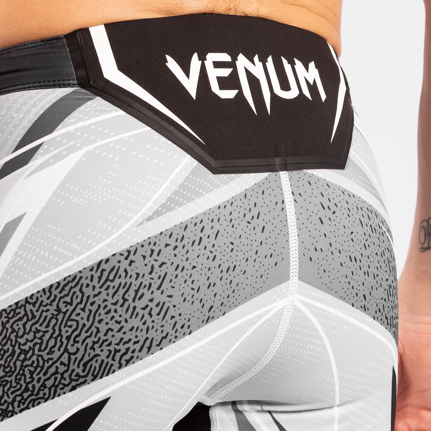 venum-ufc-authentic-fight-night-vale-tudo-shorts-short-fit-herren-wei image 5