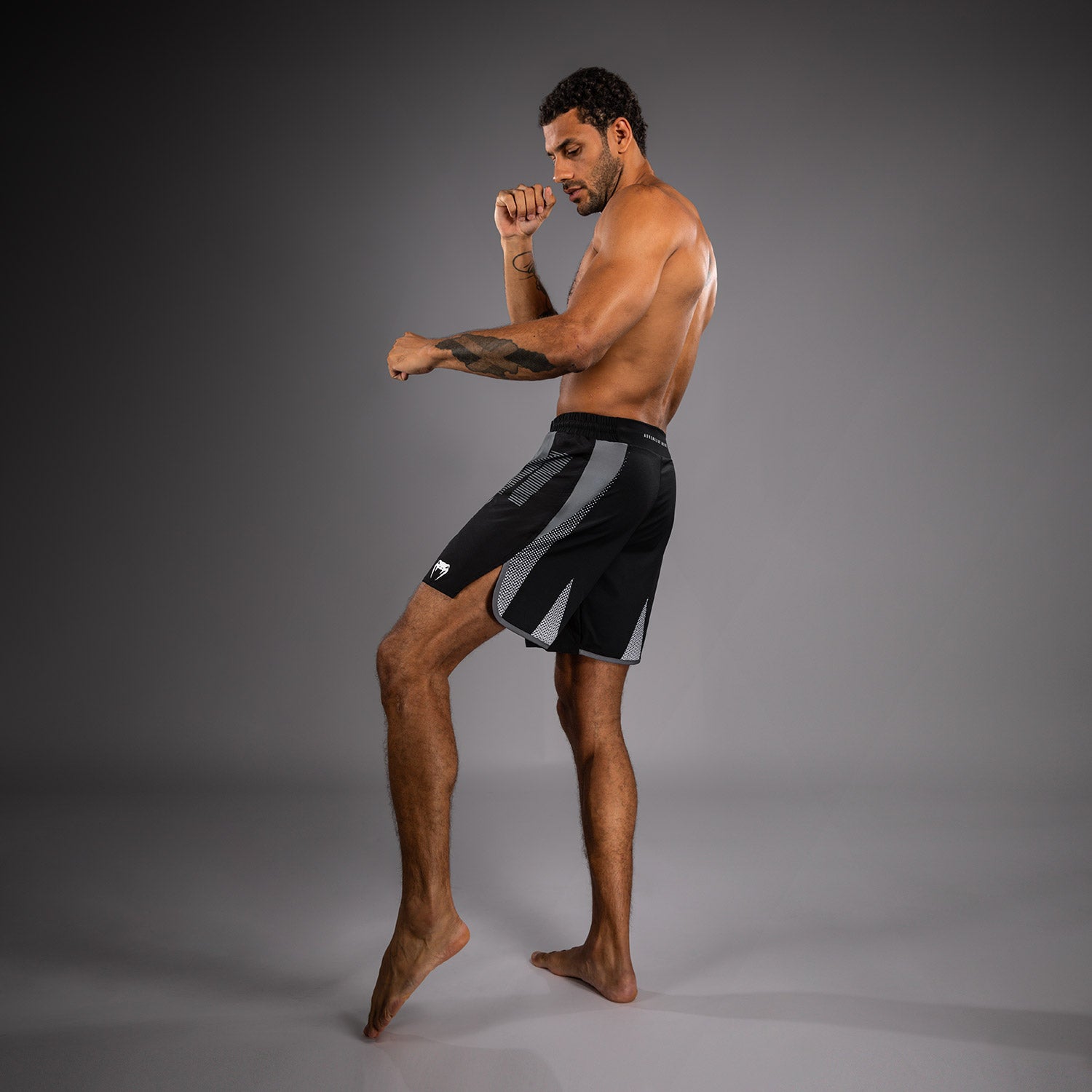 venum-adrenaline-fightshorts-schwarz-silbergrau image 2