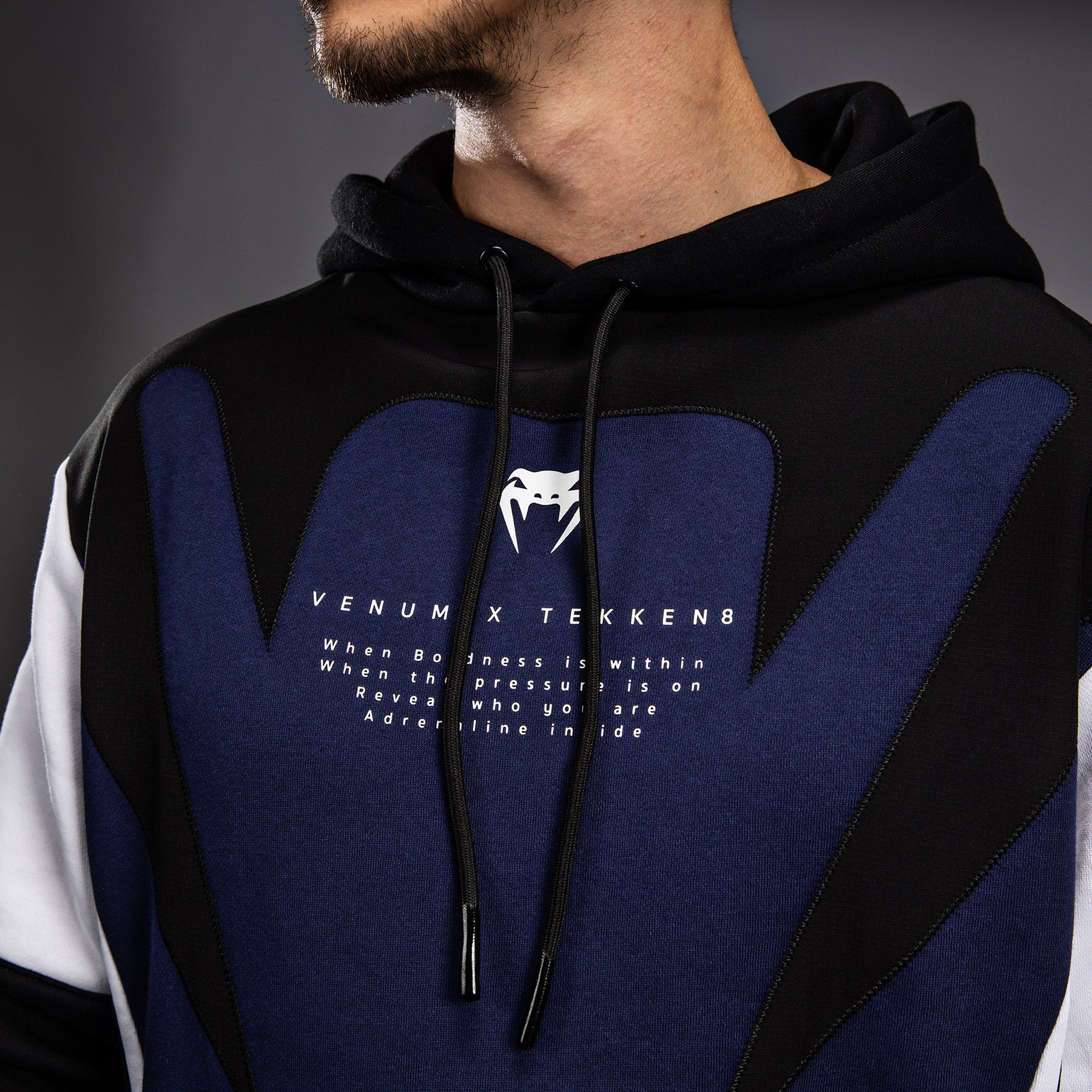 venum-x-tekken-8-jin-kazama-hoodie-blau-schwarz-wei image 7