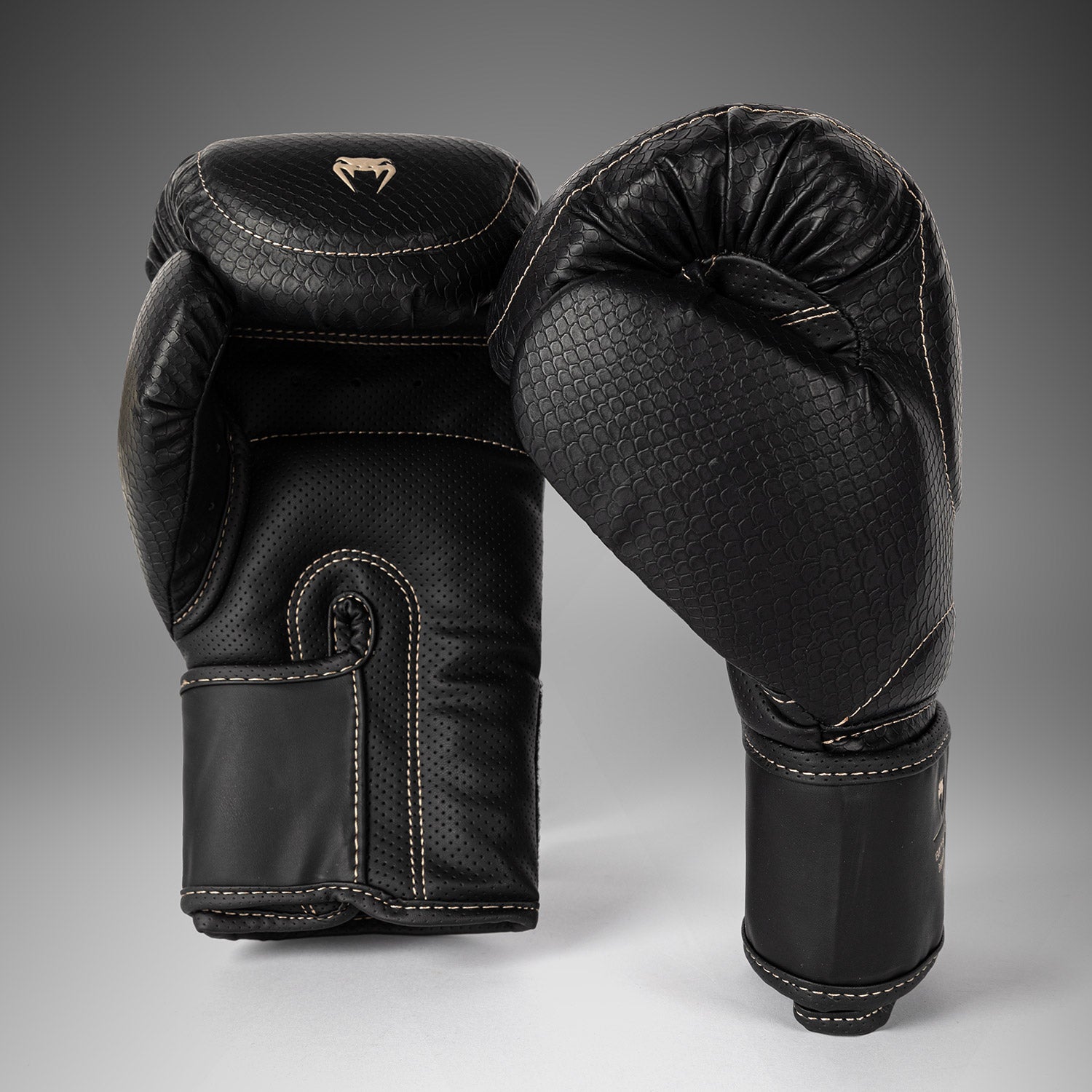 venum-impact-evo-scales-boxhandschuhe-schwarz image 3