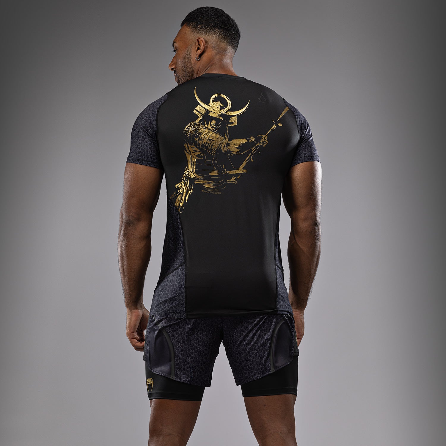 venum-x-assassin-s-creed-shadows-dry-tech-t-shirt-herren-schwarz-gold image 2