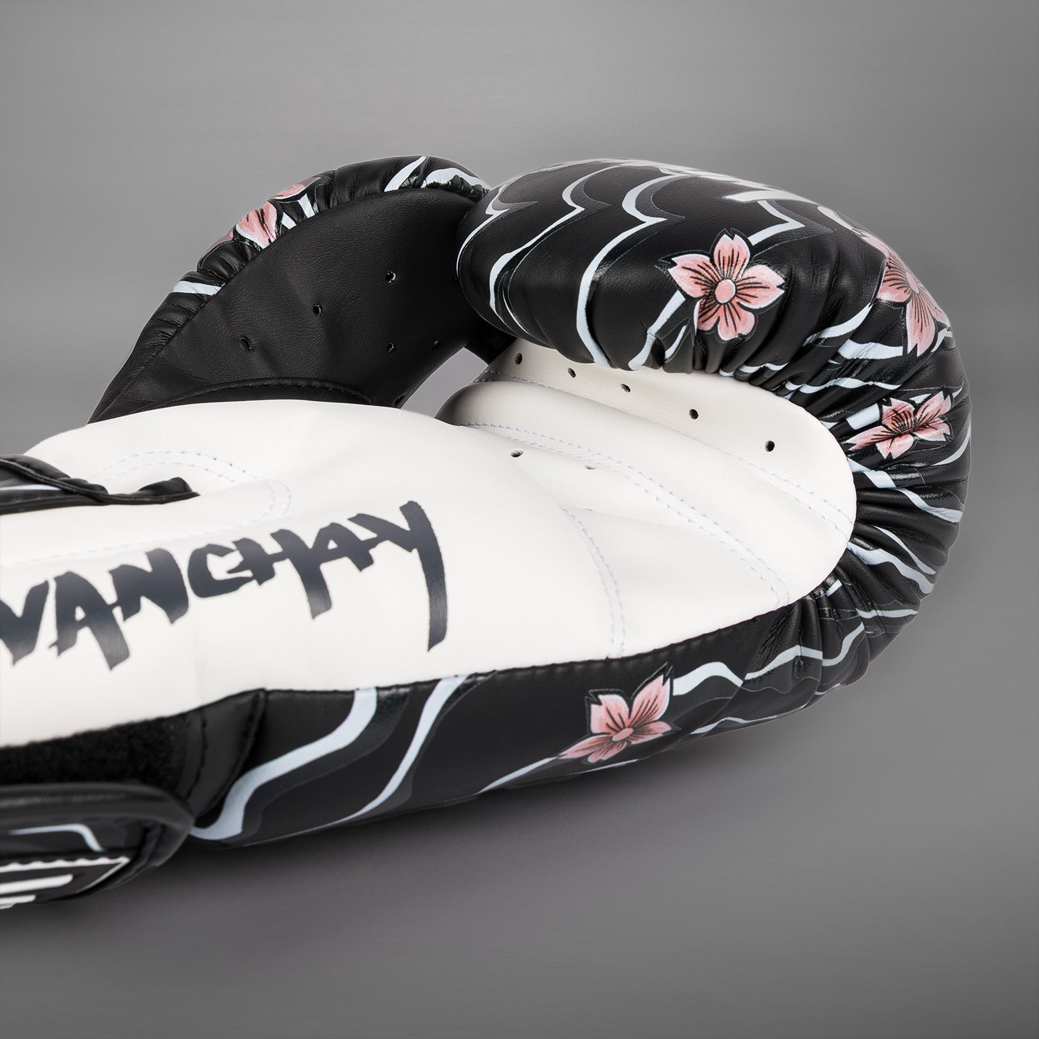 venum-x-tawanchay-boxhandschuhe-schwarz-wei image 5