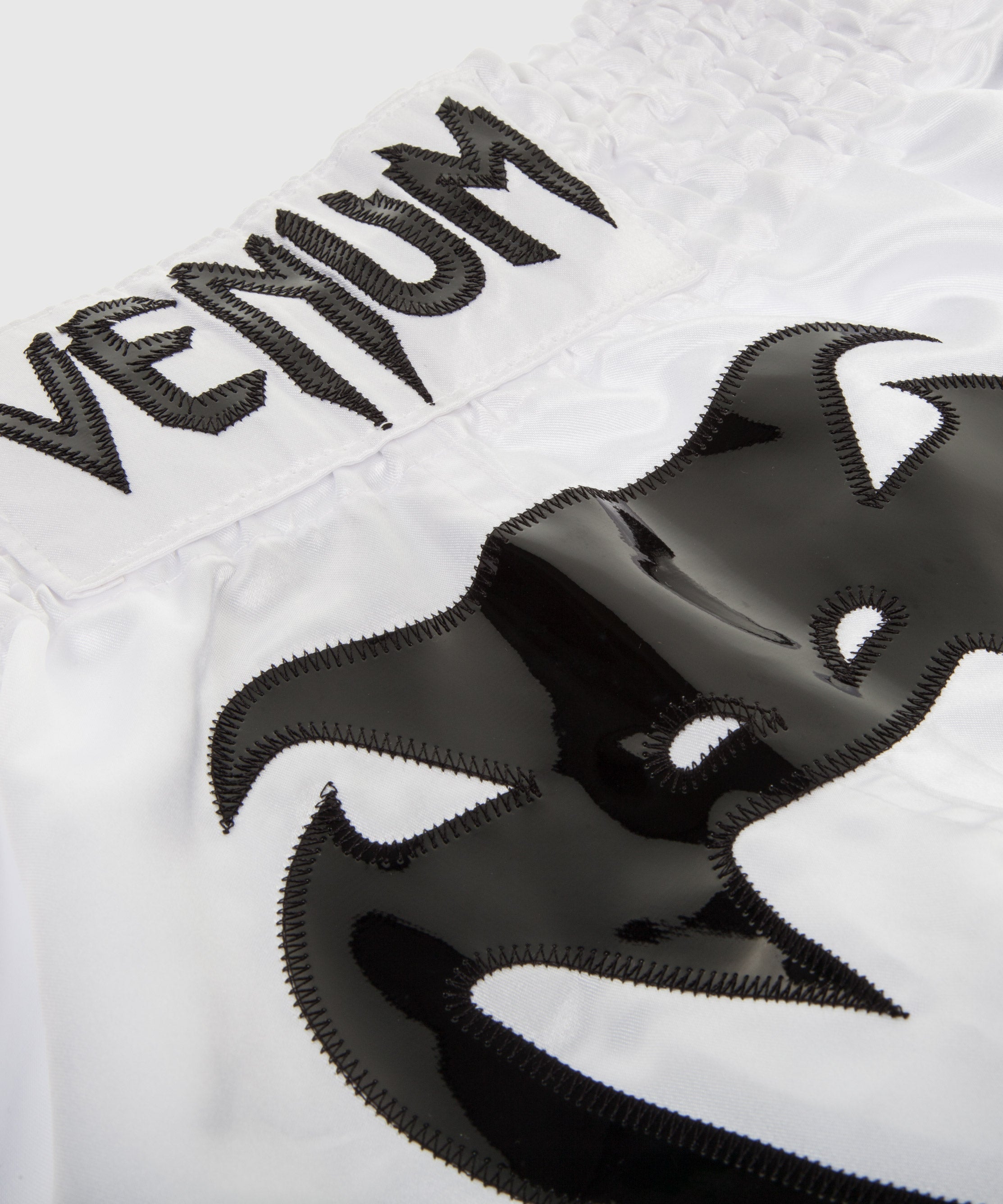 venum-bangkok-inferno-muay-thai-shorts-ice-schwarz image 4