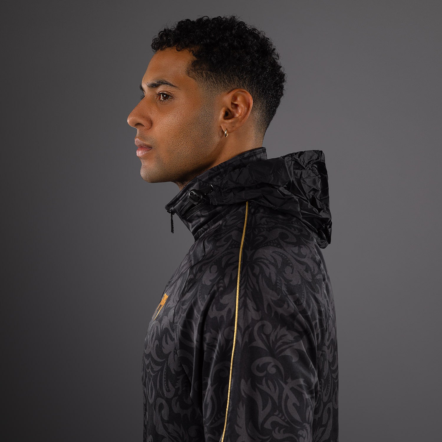 venum-x-topuria-unmatched-edition-track-jacket-herren-schwarz-gold image 6