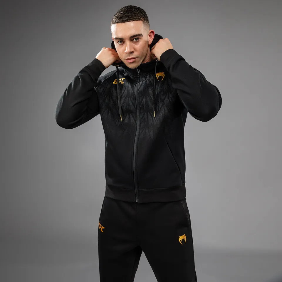 venum-ufc-zenith-replica-zip-hoodie-herren-champion-schwarz-gold image 1