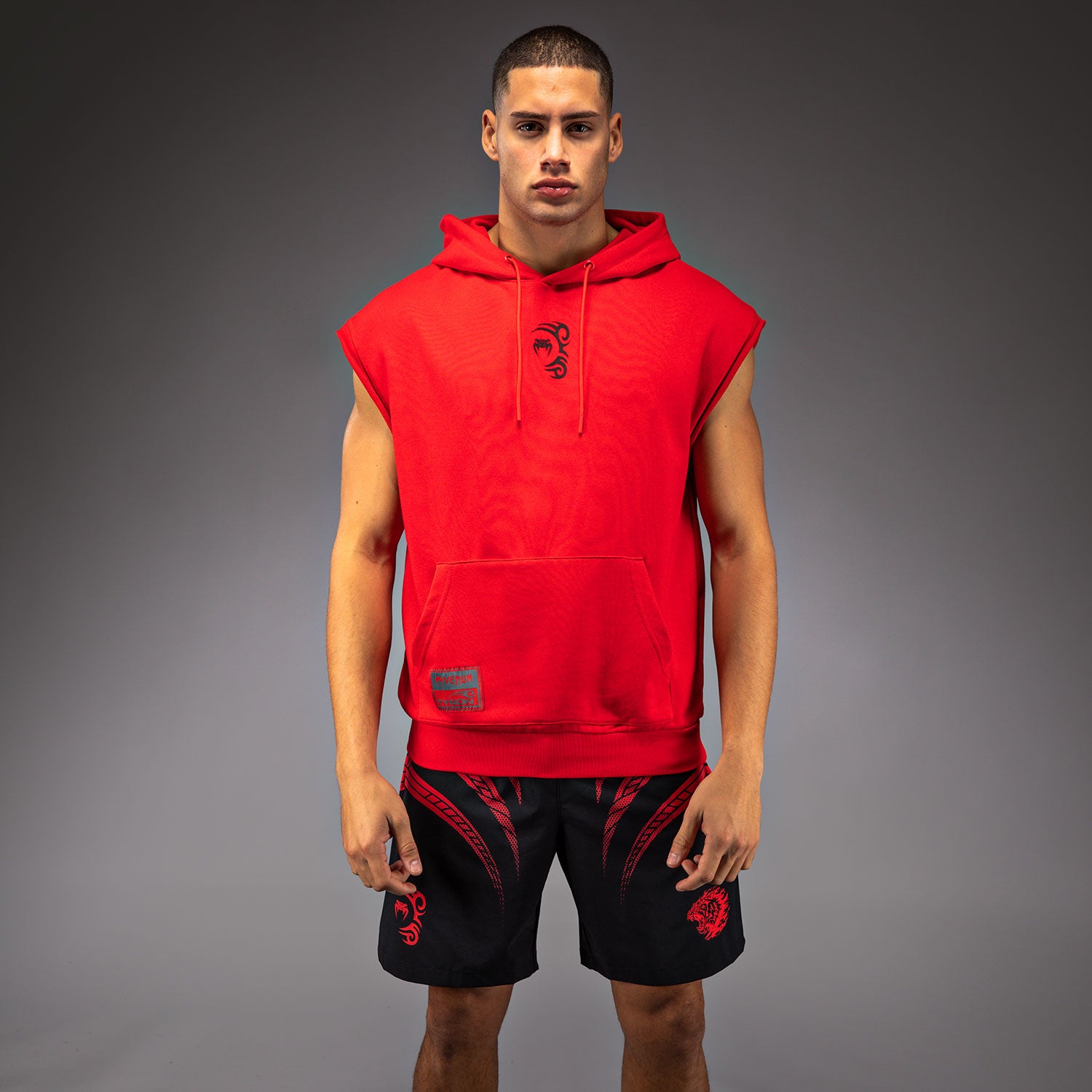 venum-x-mike-tyson-tiger-rmelloser-hoodie-herren-intensivrot-tiefschwarz image 1